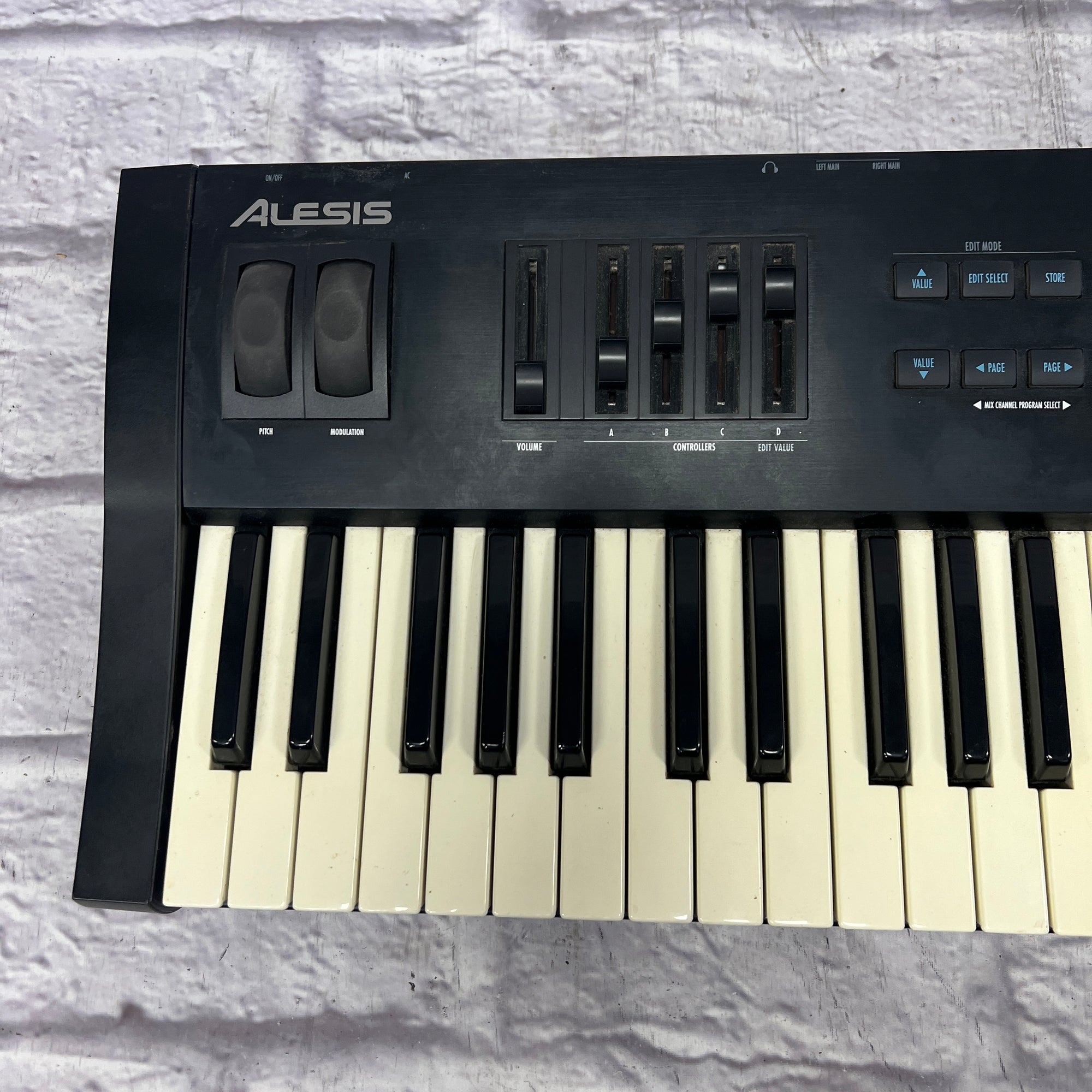 Alesis QS6.1 w case and cover - Evolution Music