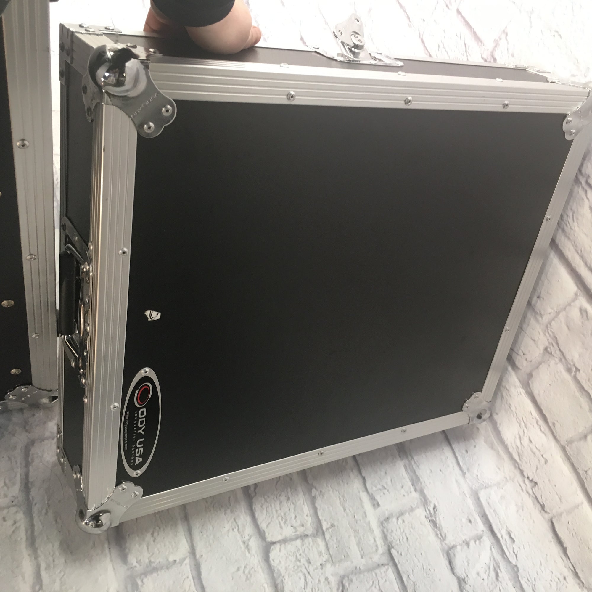 Yamaha MGP16X 16 Channel Mixing Console with Odyssey Flight Case