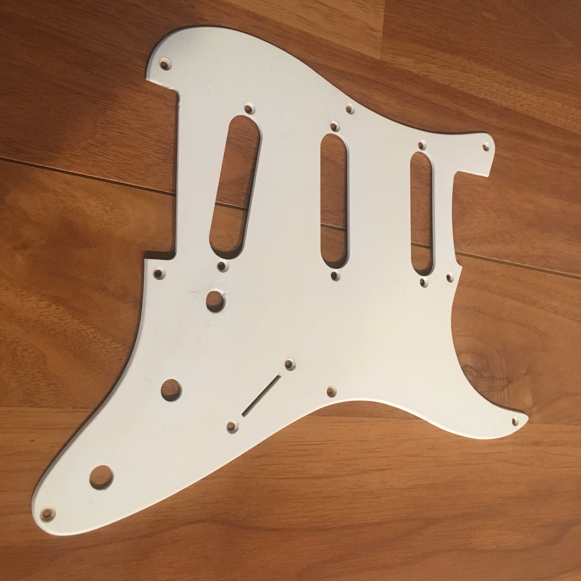 Strat Pickguard White (3 Single Slots)