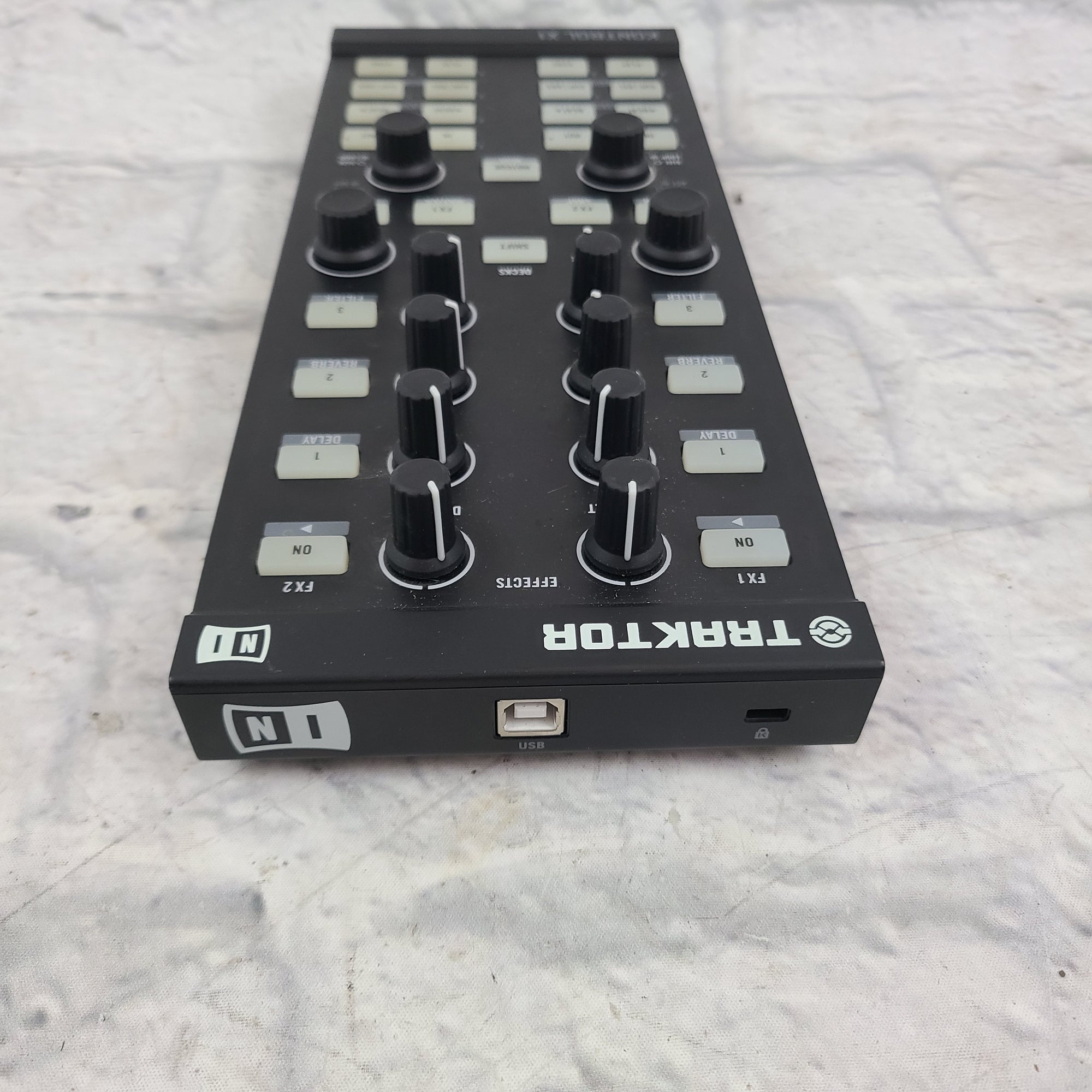 TRAKTOR KONTROL X1 DJコントローラー 箱、専用ケース付 TRAKTOR KONTROL X1 DJコントローラー 箱、専用ケース付 - メルカリ