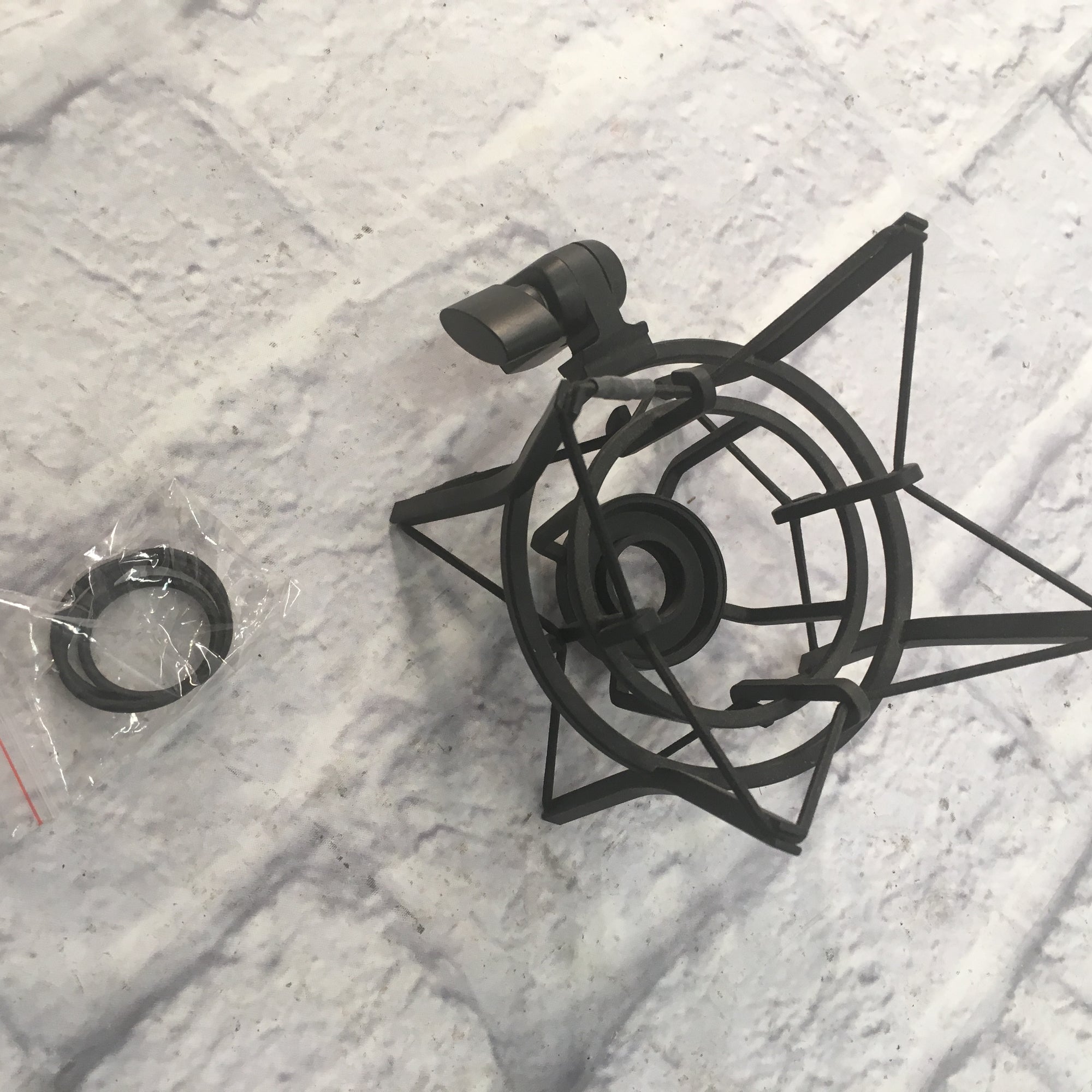 AKG Perception 420 Condenser Mic w Shockmount and Case