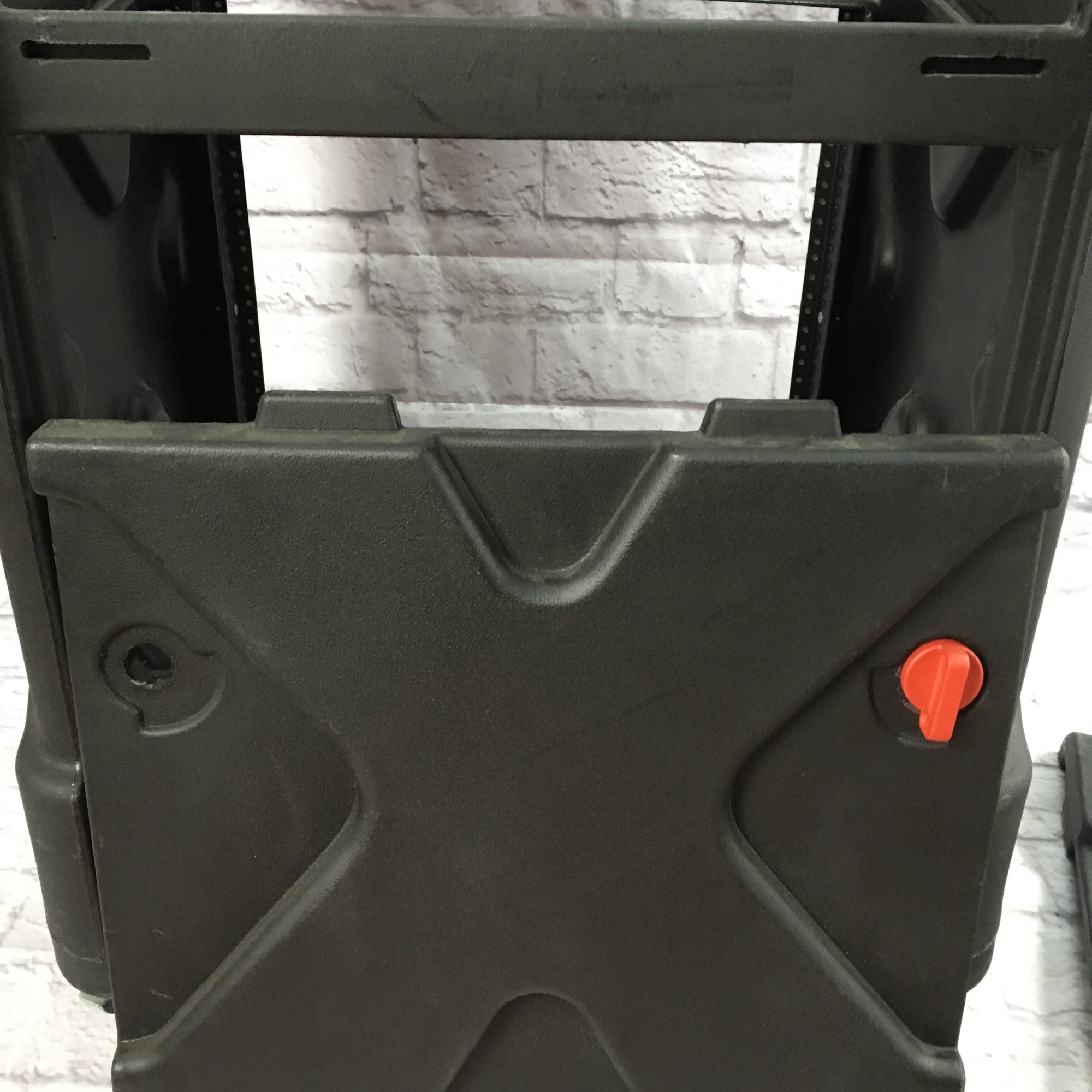 SKB R1010 8U Rack with Slant Mixer Top
