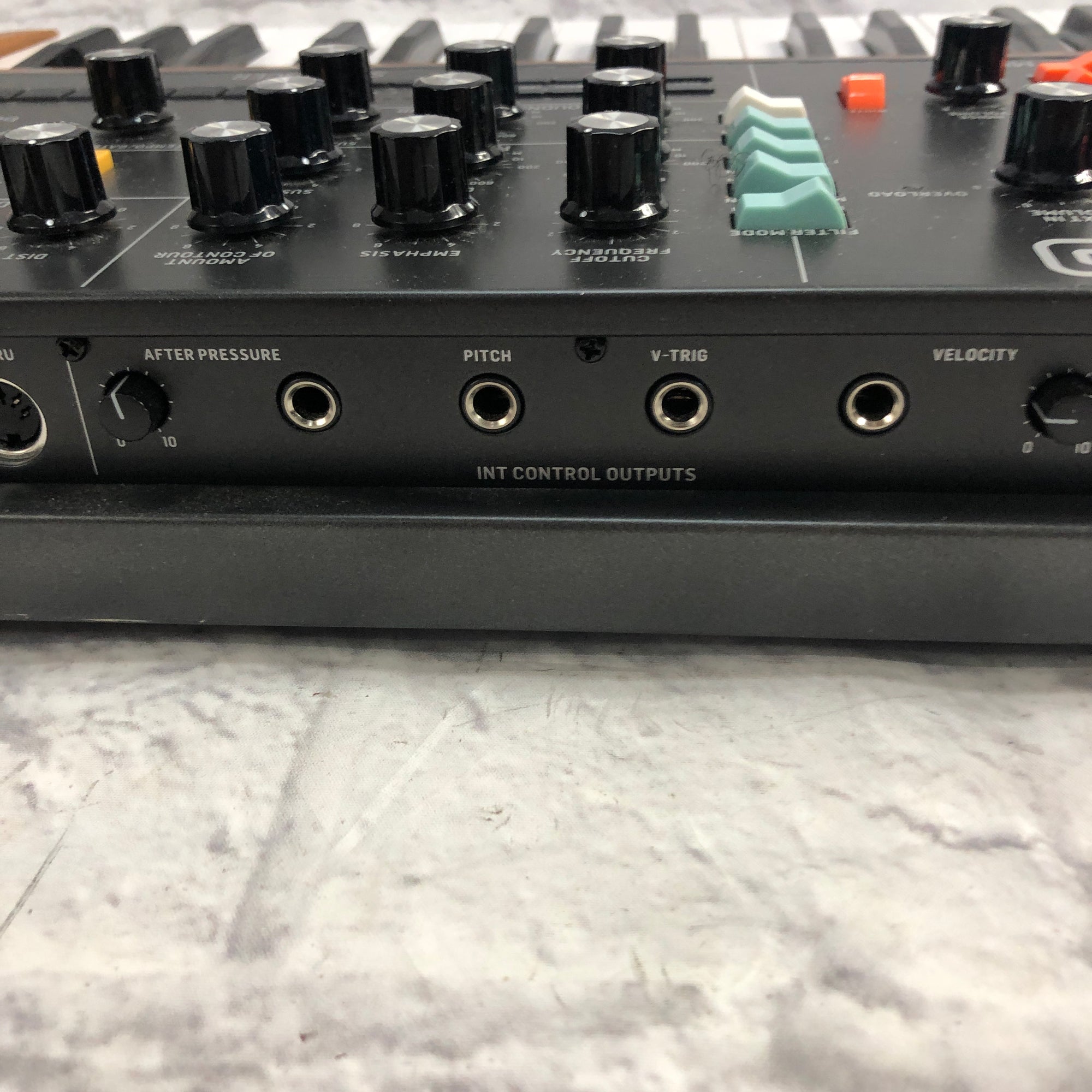 Behringer Poly D 4 Voice Polyphonic Synth