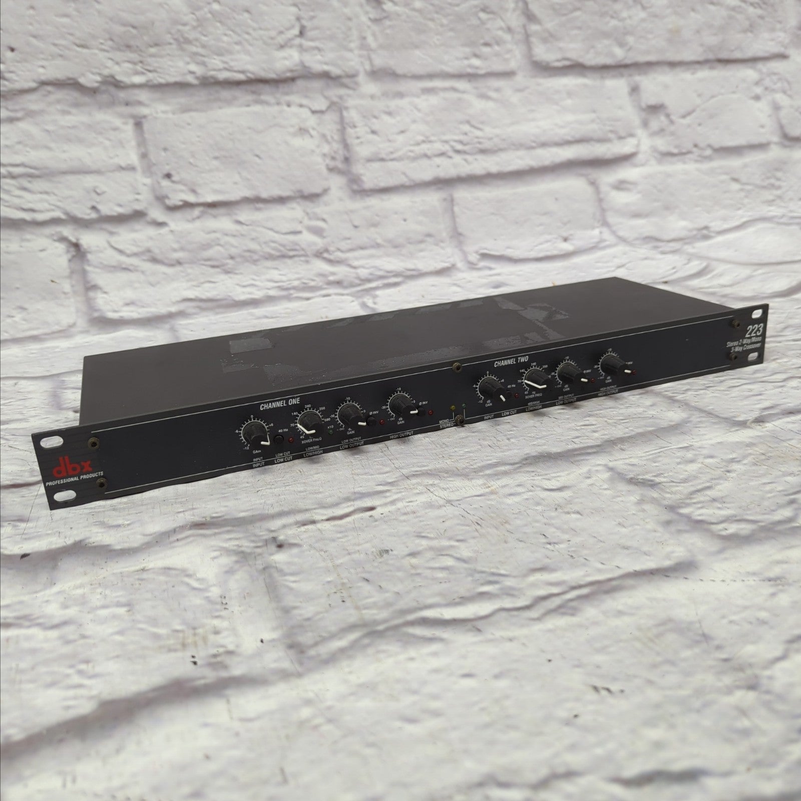dbx 223 Stereo 2-Way/Mono 3-Way Crossover Rack Unit - Evolution Music