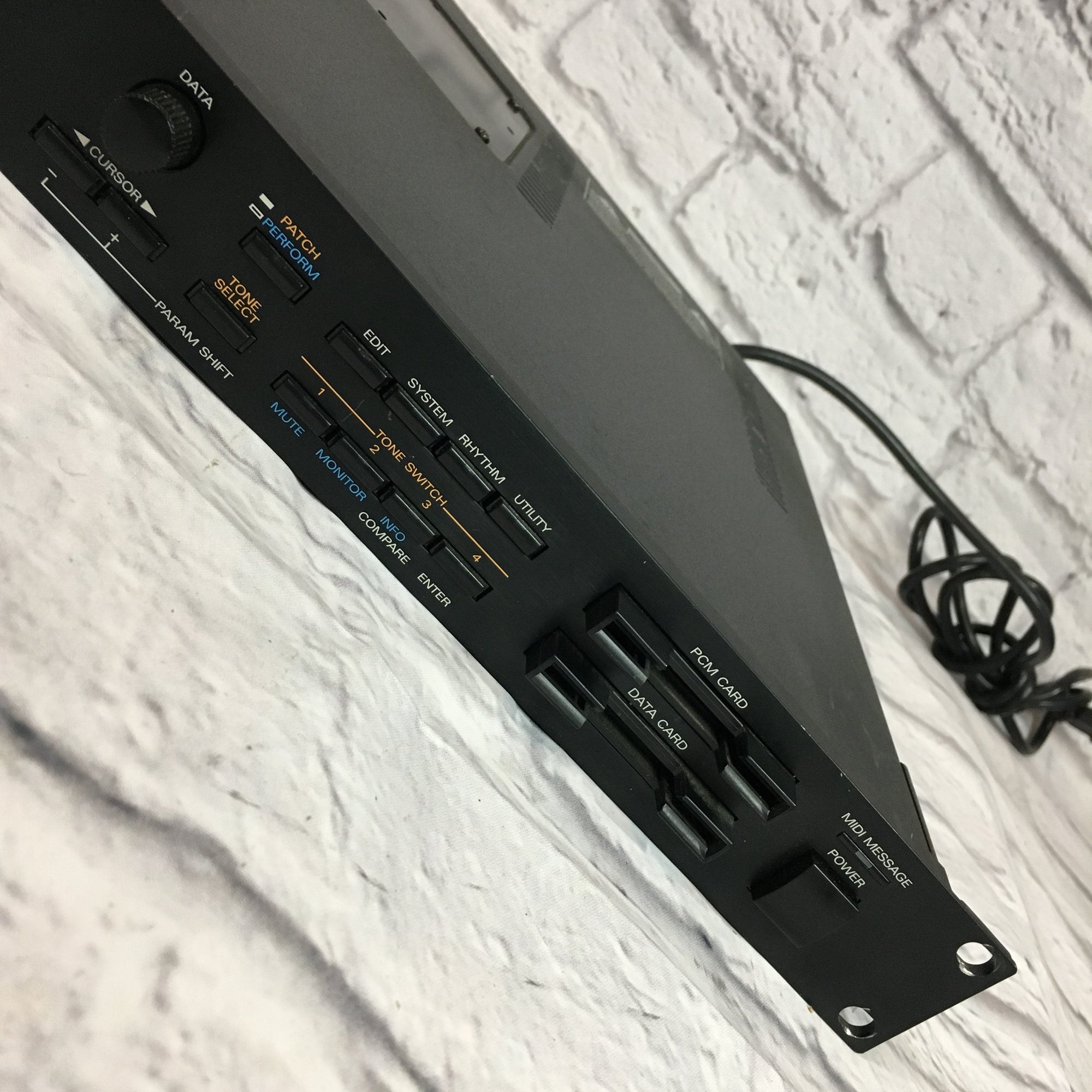 Roland JV-880 Rack Synth with Sounds of the 60s 70s Expansion Card