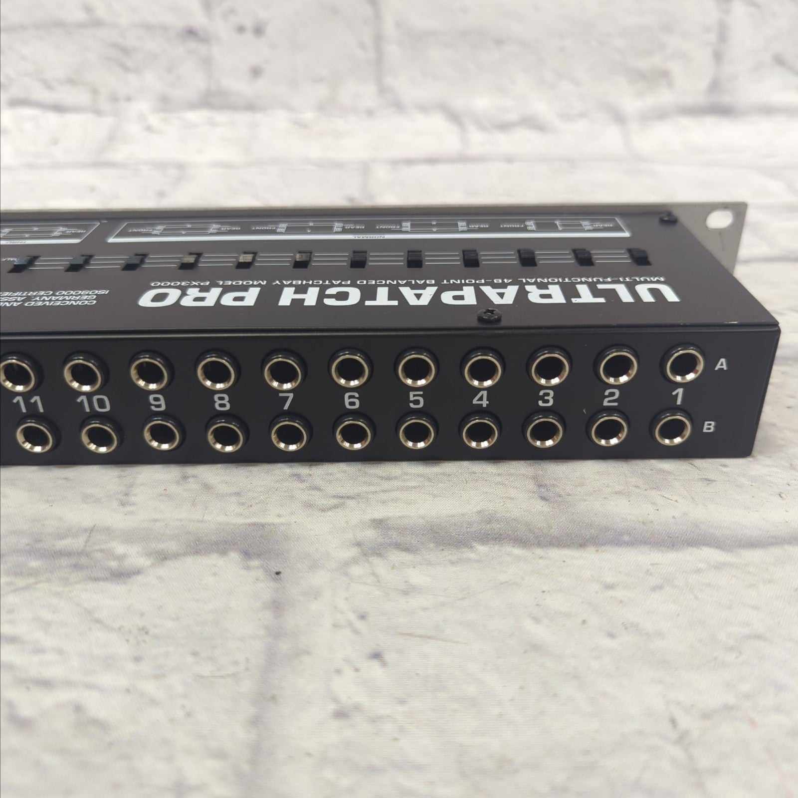 Long Patchbay Rack Behringer Ultra Patch Pro PX3000 Rack Patchbay - Evolution Music