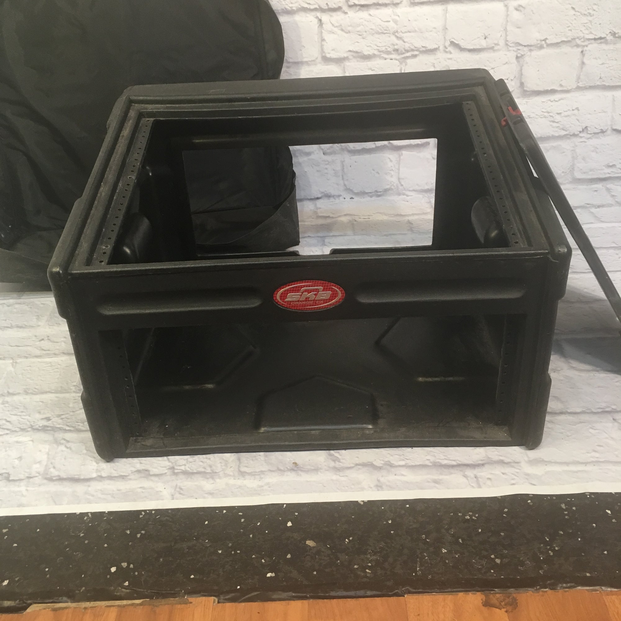 SKB 4U Rack w 8U Angled Top For Mixer