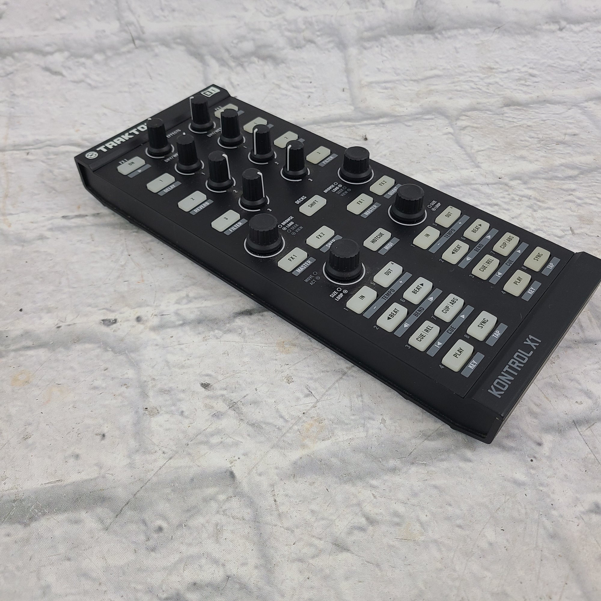 Native Instruments Traktor Kontrol X1 MK2 - Contrôleur DJ USB Univers Sons Native Instruments Traktor Kontrol X1 MK2 - Contrôleur DJ USB Univers Sons