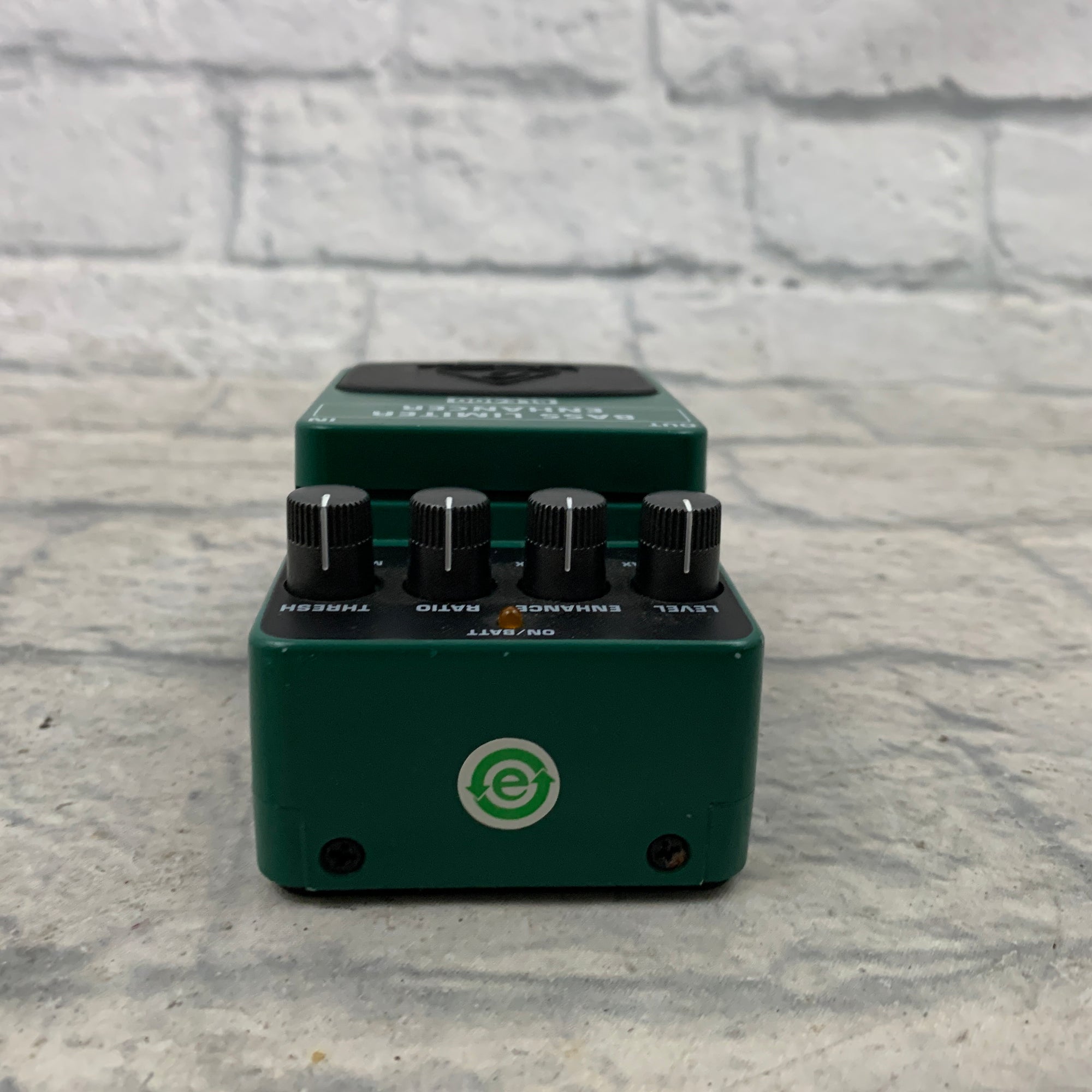 Behringer BLE400 Bass Limiter Enhancer Pedal
