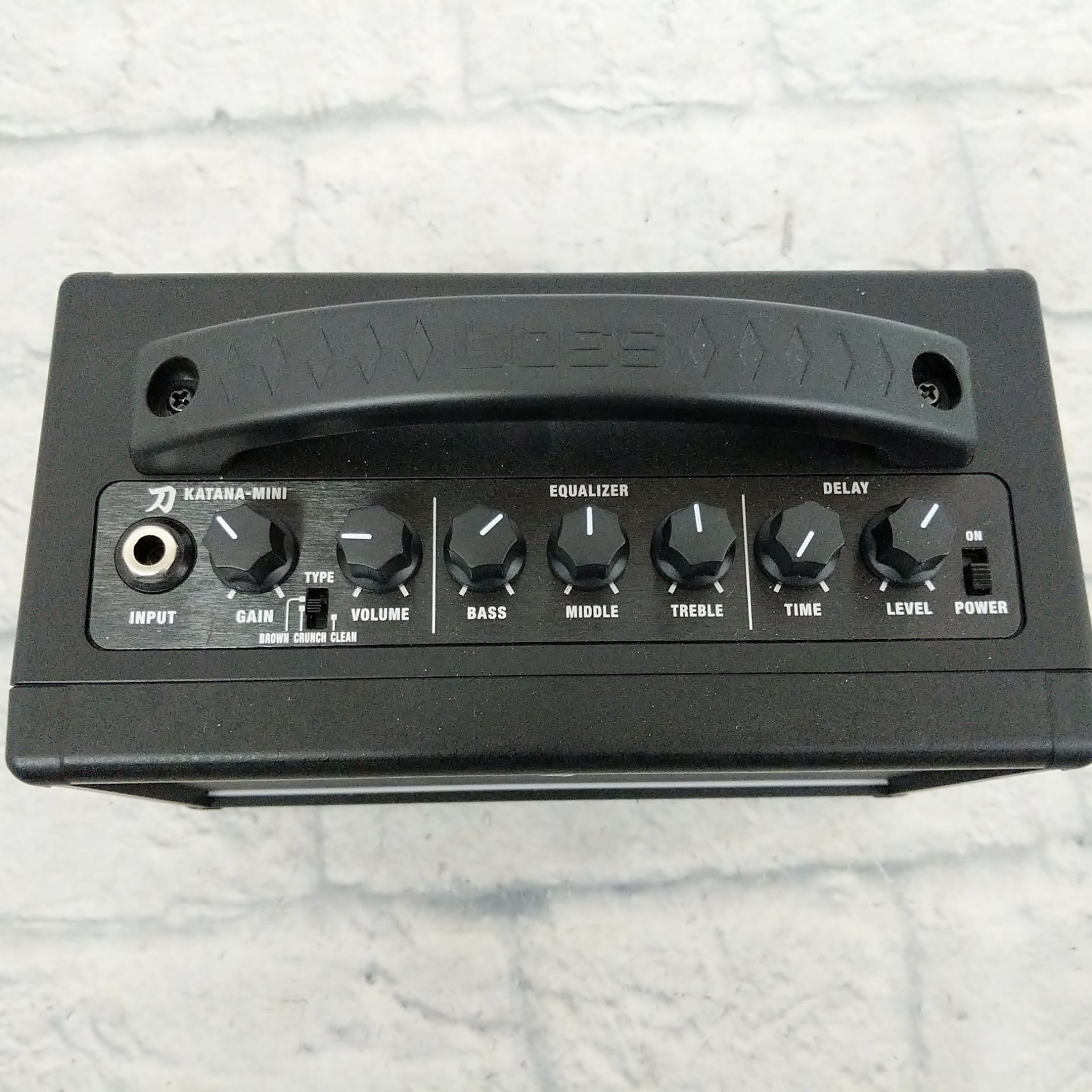 Boss KTN-MINI Katana Mini 7-Watt 1x4 Modeling Guitar Combo with Bonus Power Supply