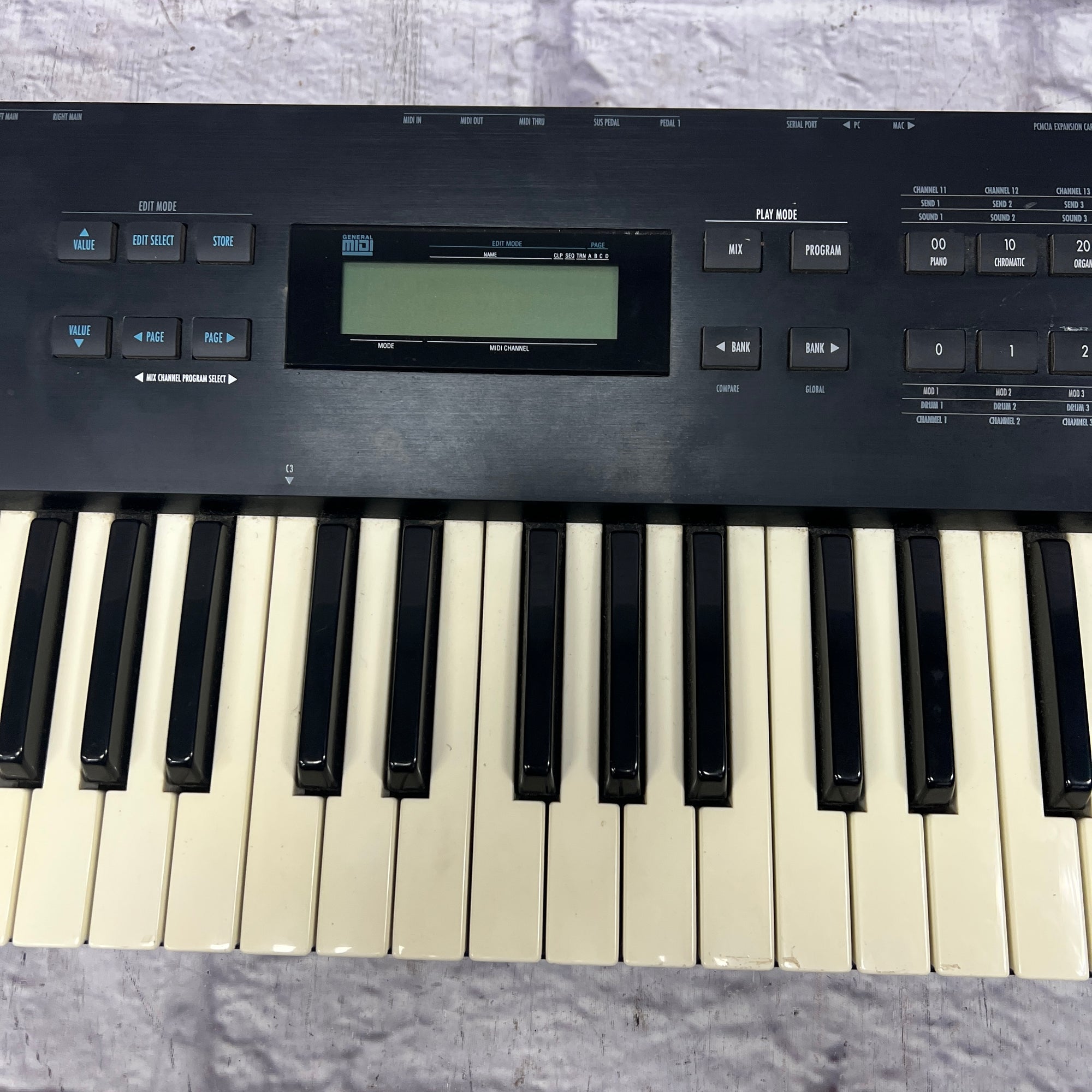 Alesis QS6.1 w case and cover - Evolution Music