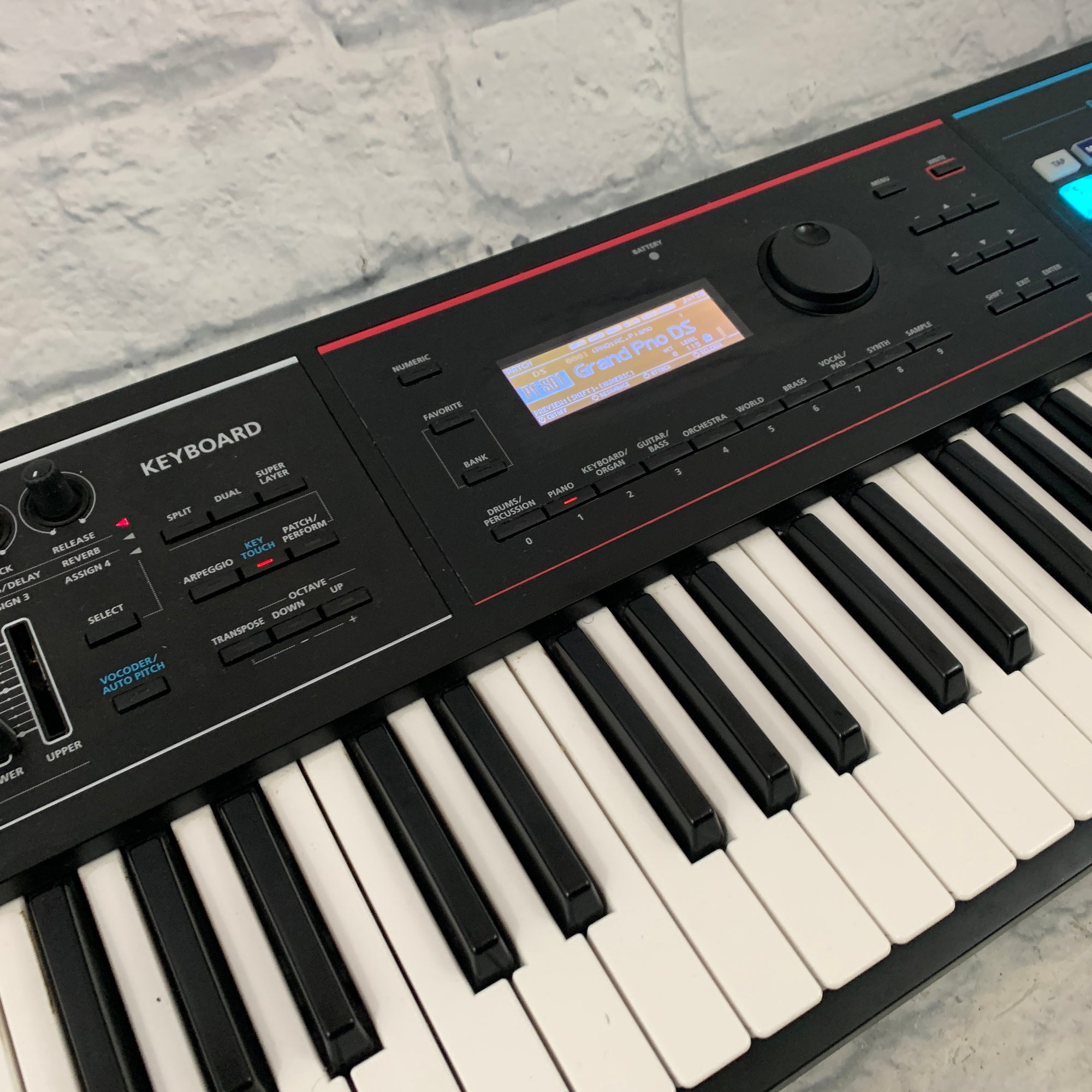 Roland Juno-DS61 61-Key Synth Controller Sampler w/ Gig Bag