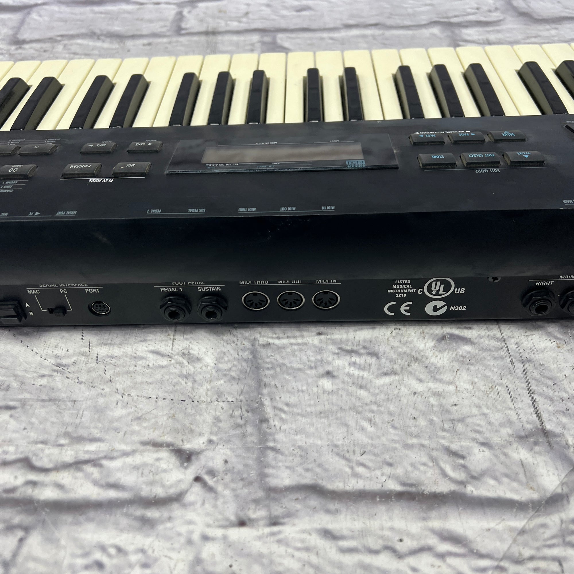 Alesis QS6.1 w case and cover - Evolution Music
