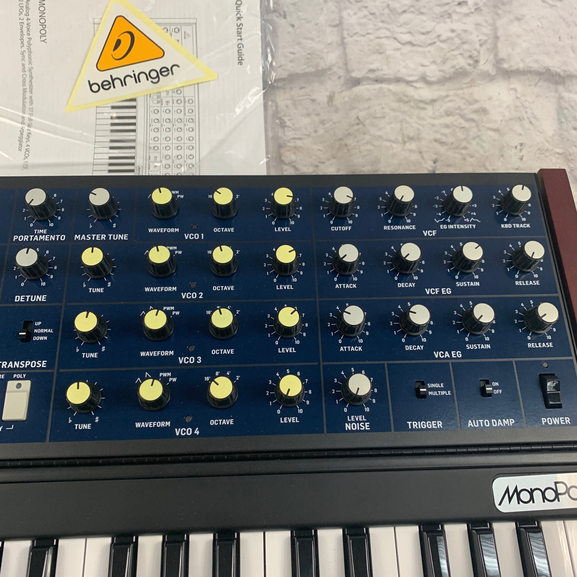 Behringer Mono / Poly Analog Synthesizer Evolution Music