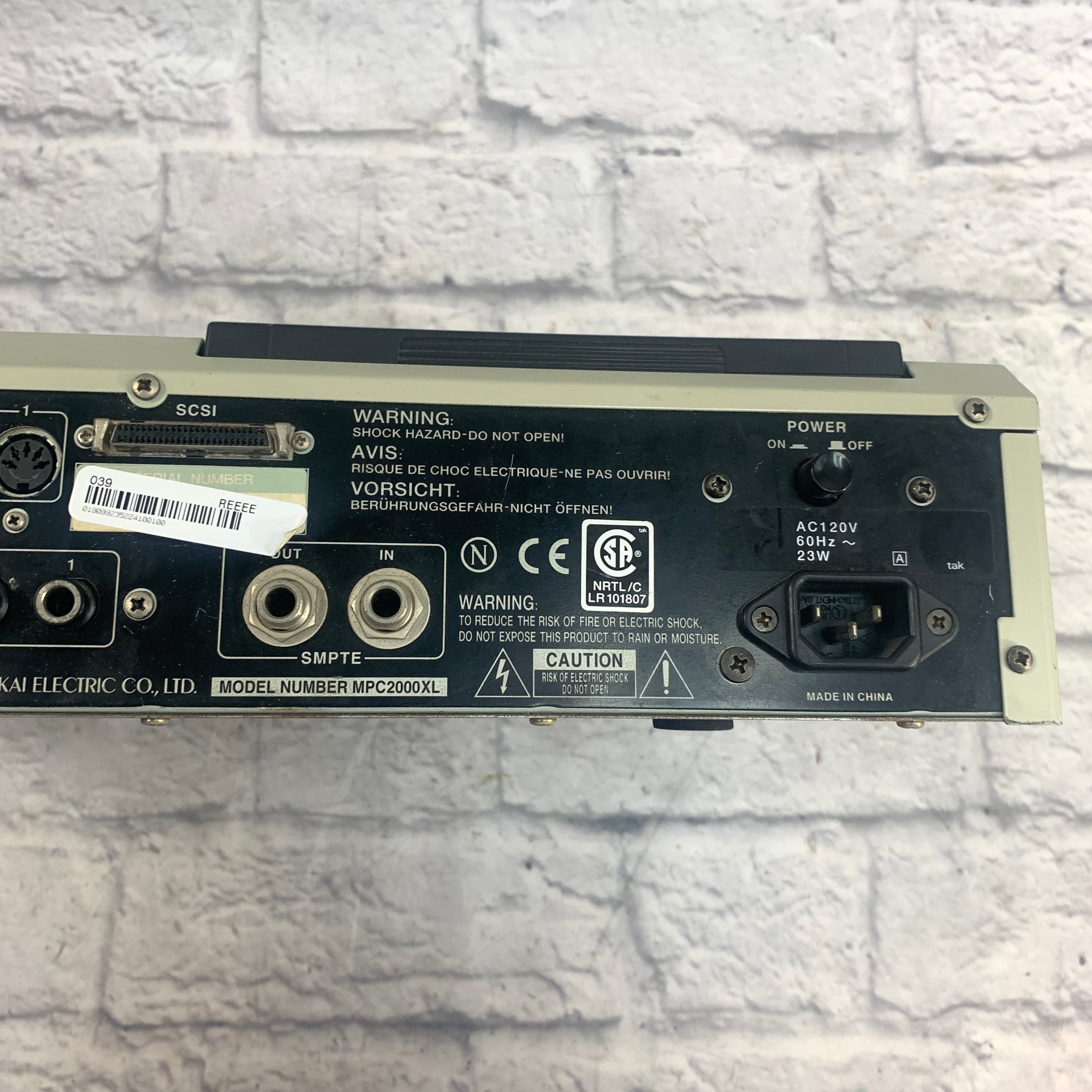 Akai MPC 2000 XL Production Center with 8 outputs Akai MPC 2000 XL Production Center with 8 outputs