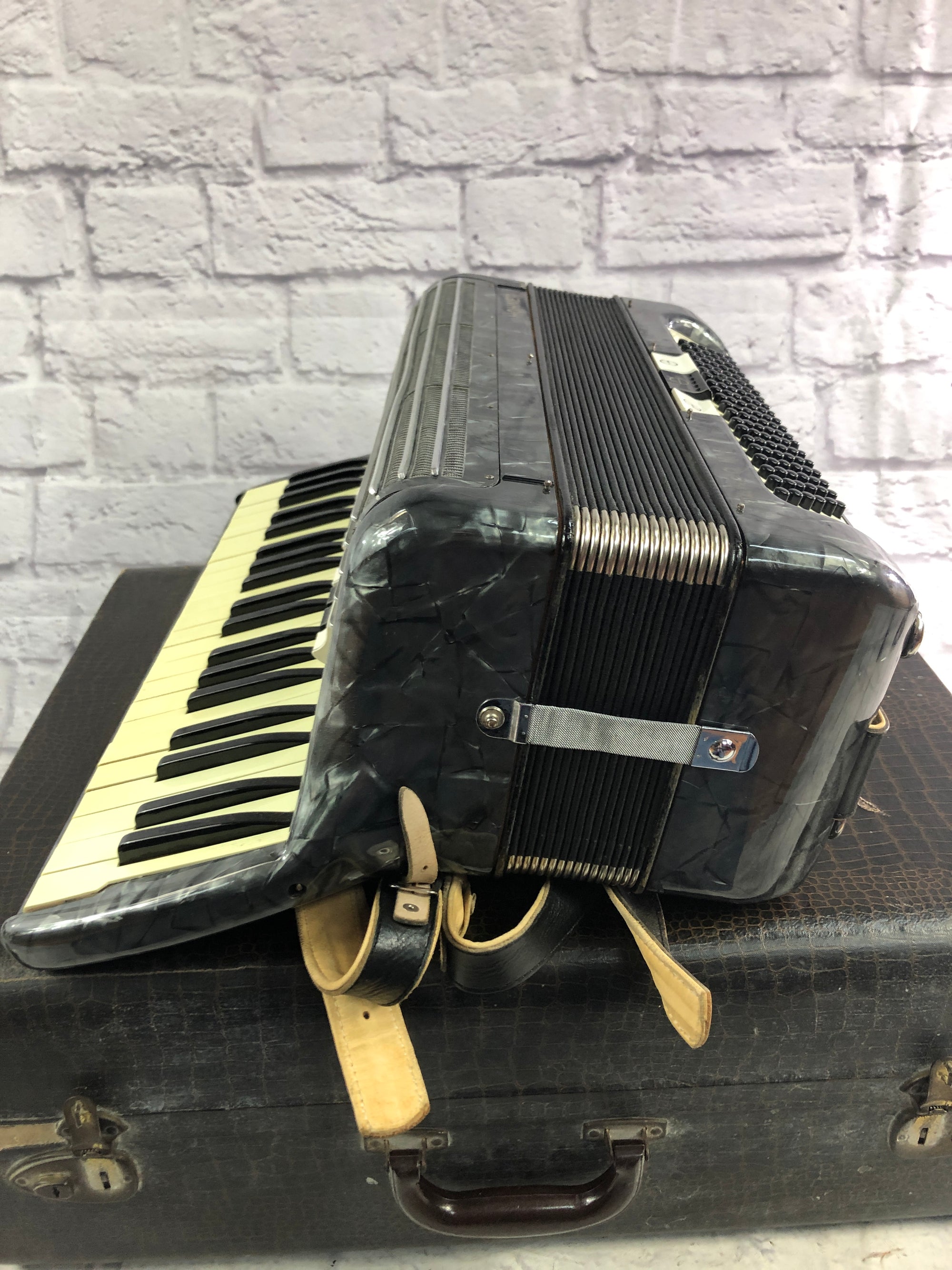 Hohner Vintage Tango III M Accordion Evolution Music