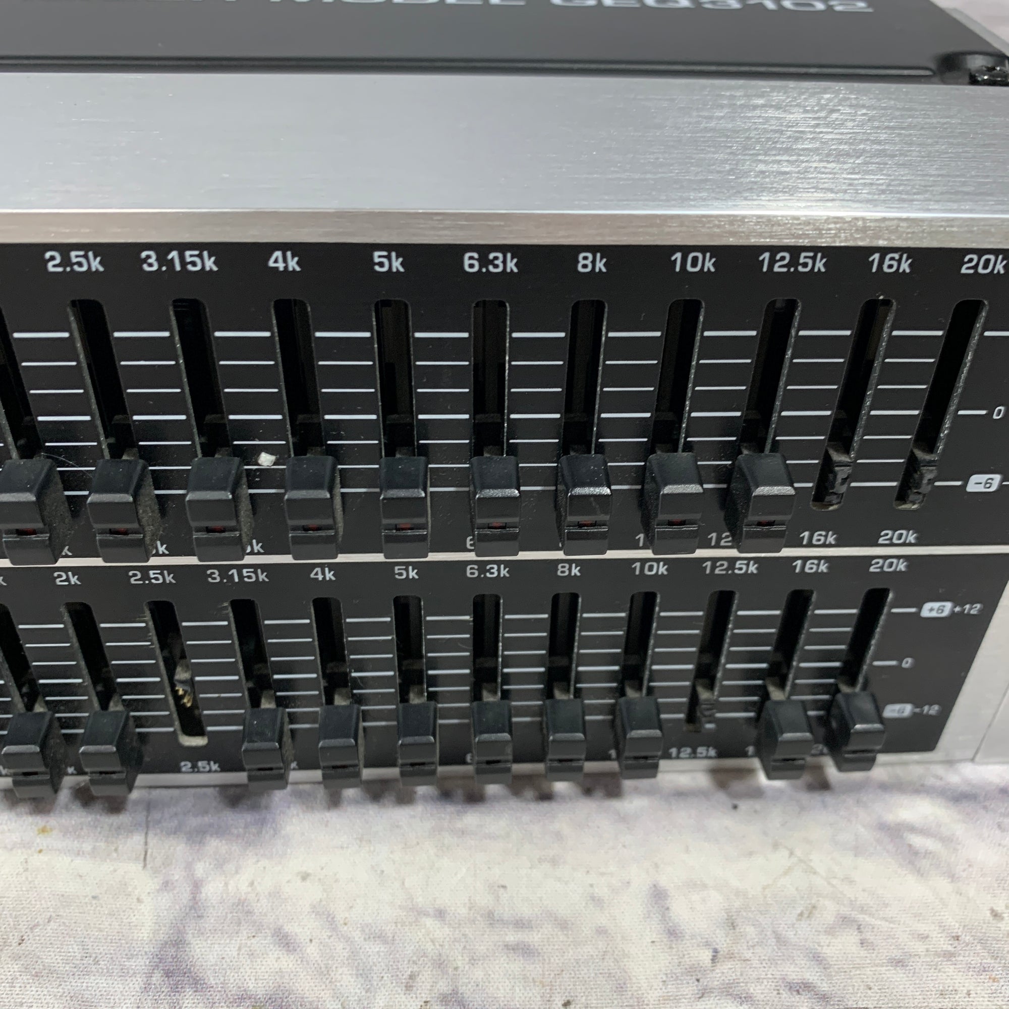 Behringer Ultra-Graph Pro GEQ3102 - Evolution Music