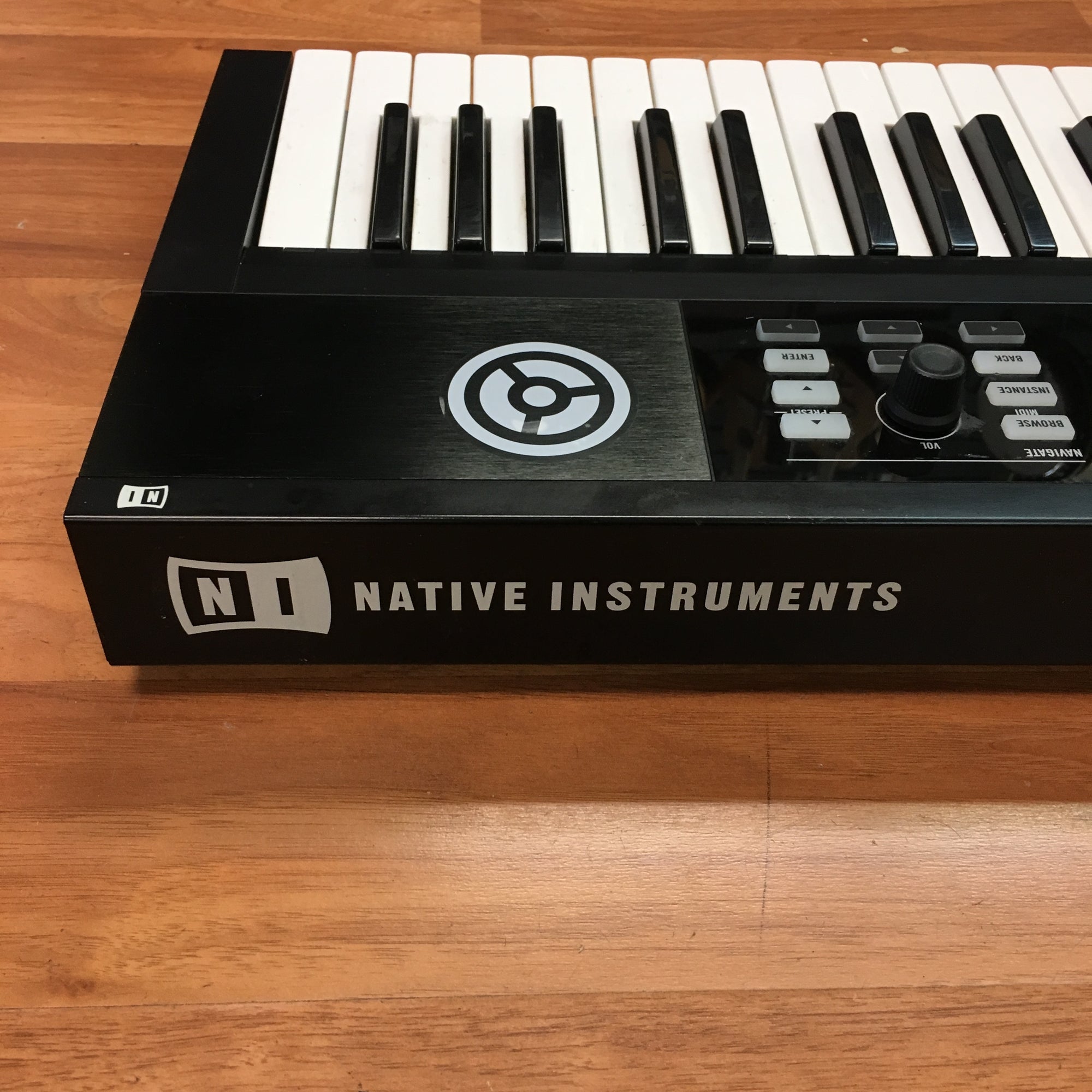 Native Instruments Komplete Kontrol S49 MIDI Controller