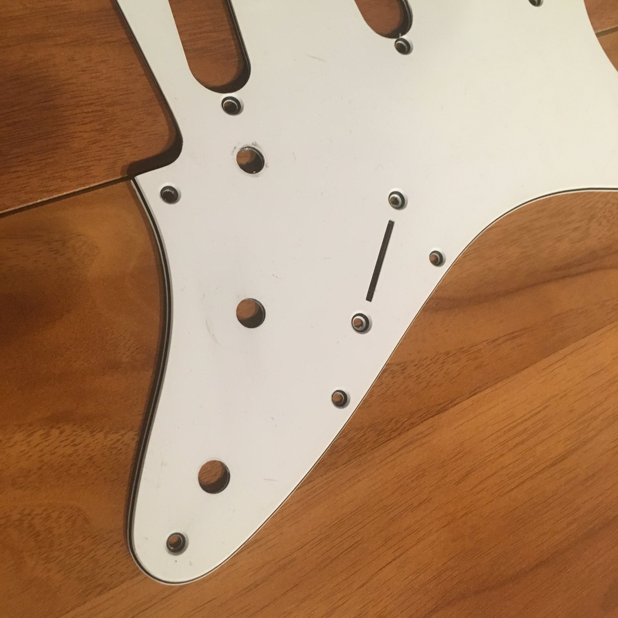 Strat Pickguard White (3 Single Slots)