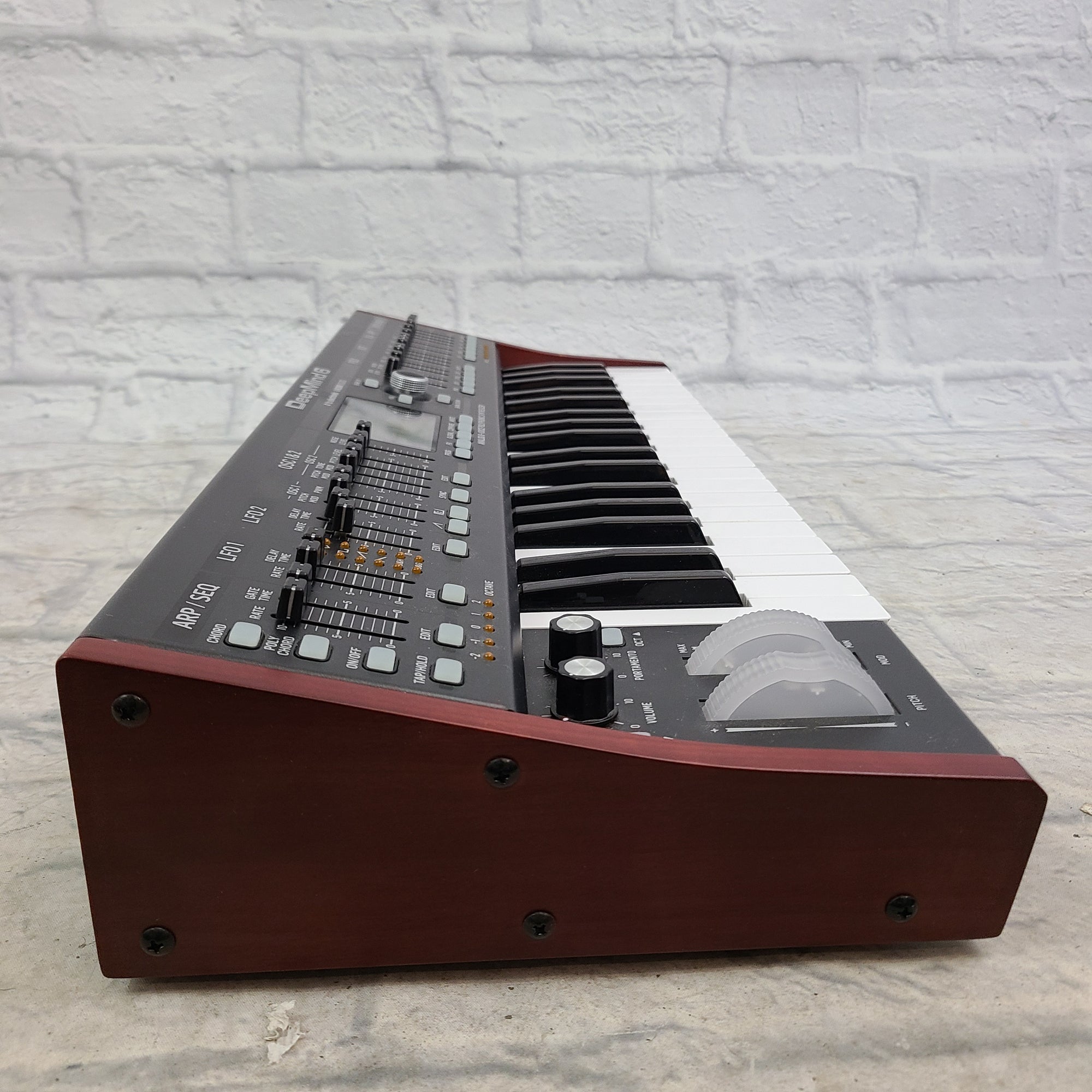 Behringer DeepMind 6 Analog Synth - Evolution Music