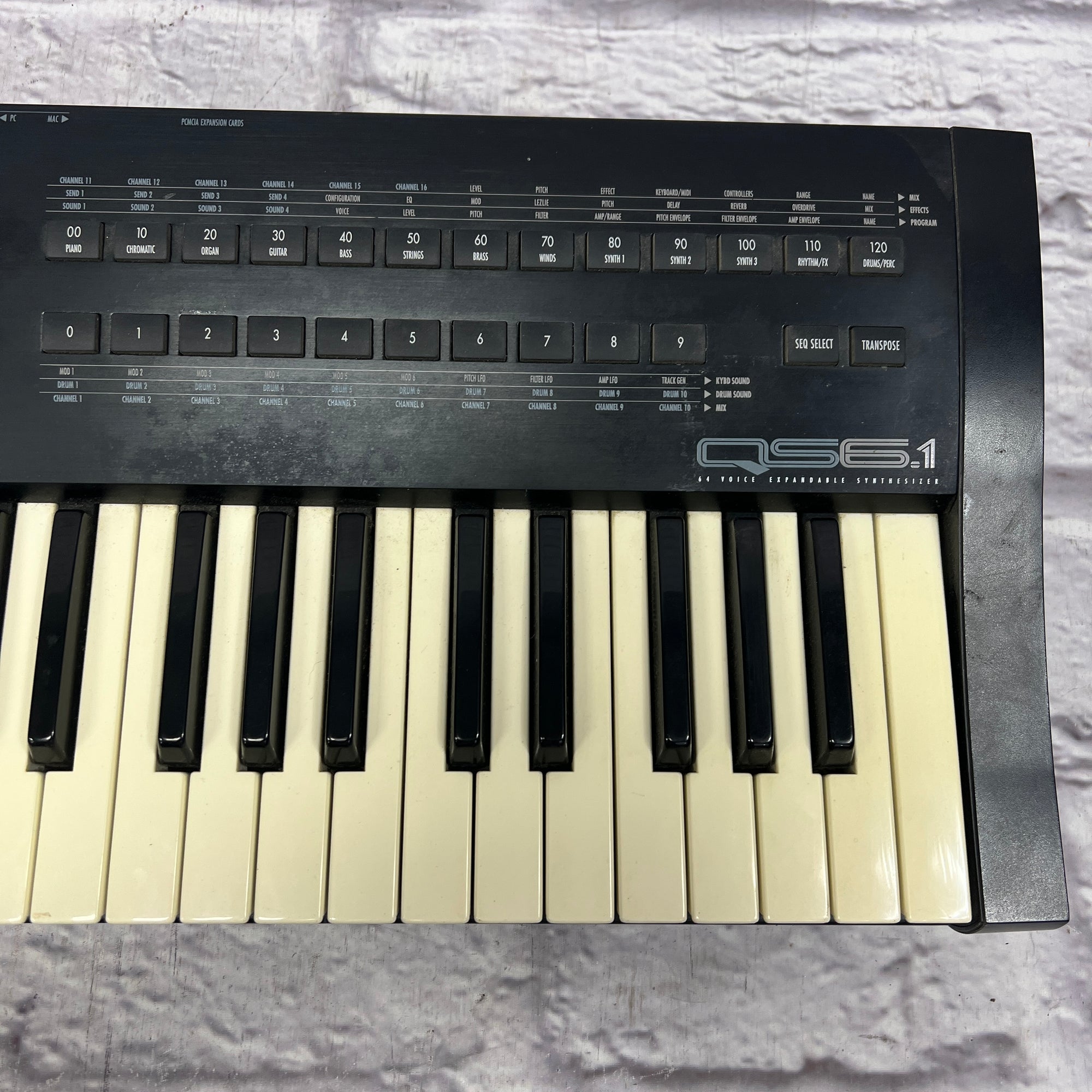Alesis QS6.1 w case and cover - Evolution Music