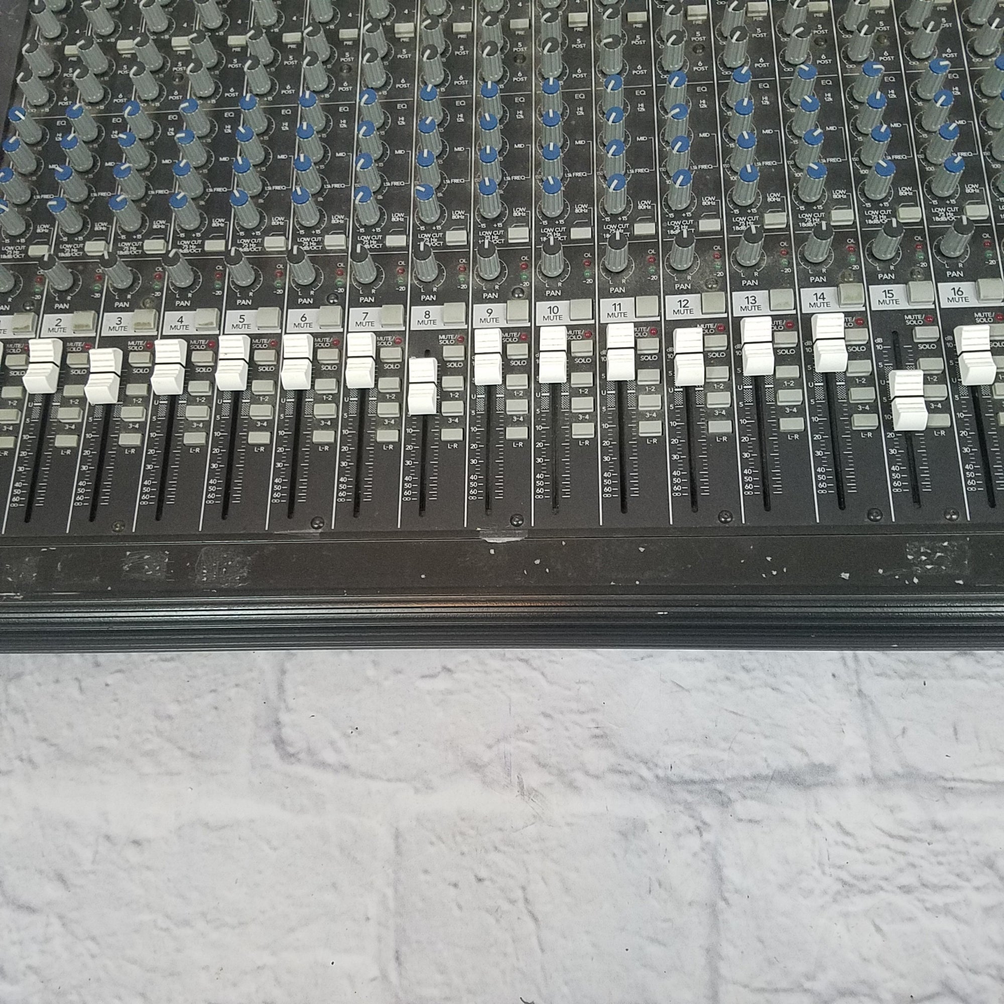 Mackie SR32.4 VLZ Pro 32 channel 4 bus Mixing Console - Evolution