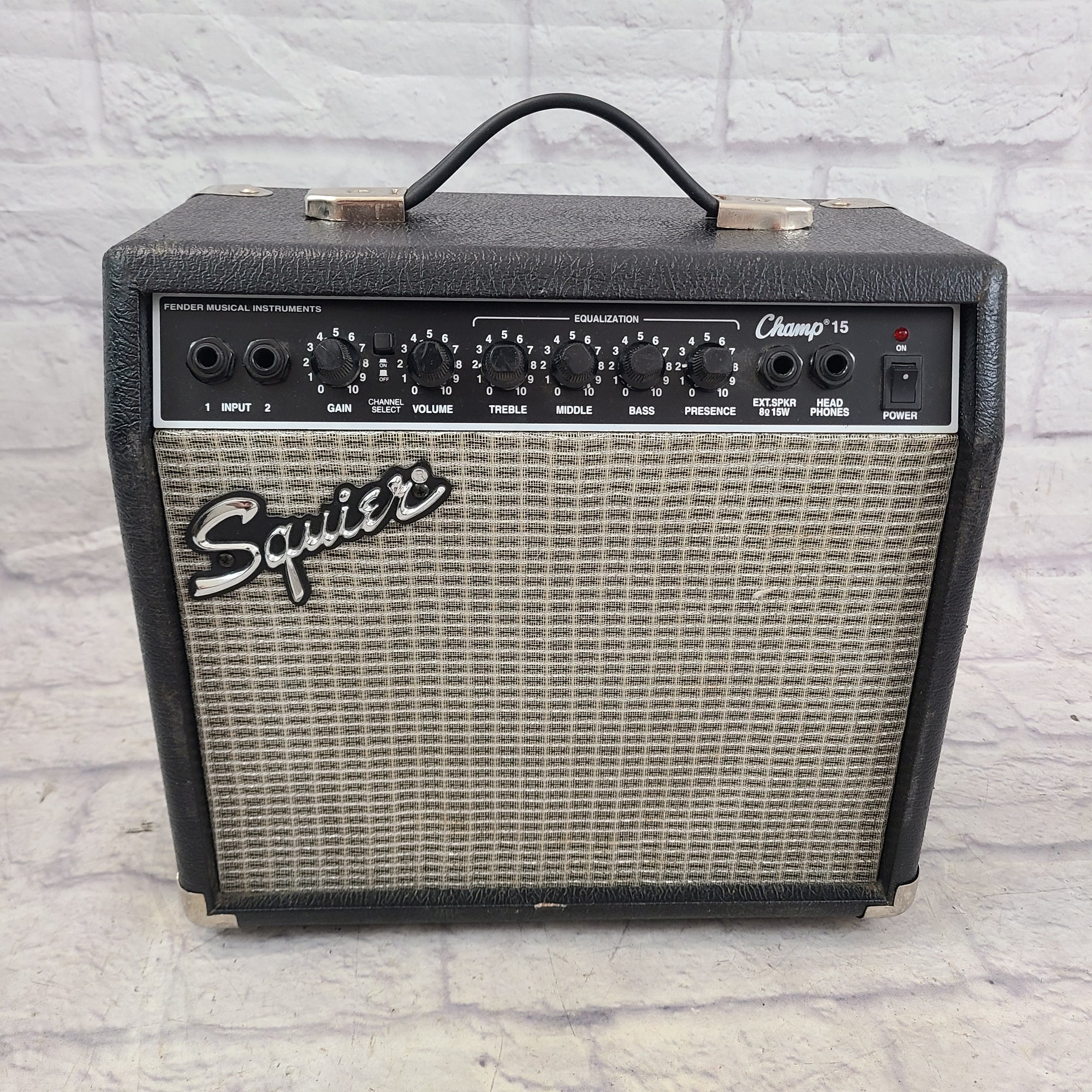 Squier Cha,mp 15 Electric Guitar Guitar Combo Amp