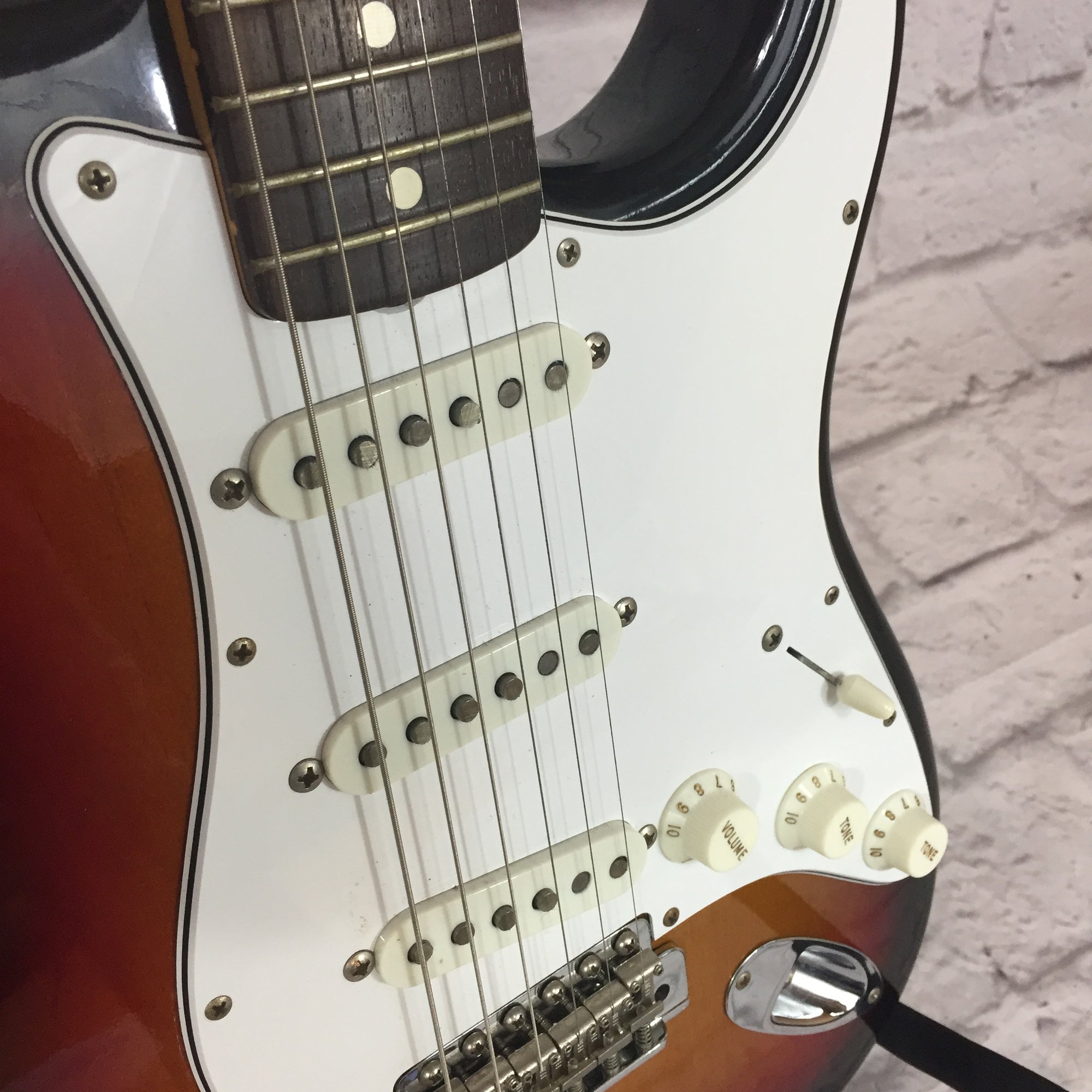 Fender 1983 62' Reissue Stratocaster 3 Tone Sunburst with Tweed Case