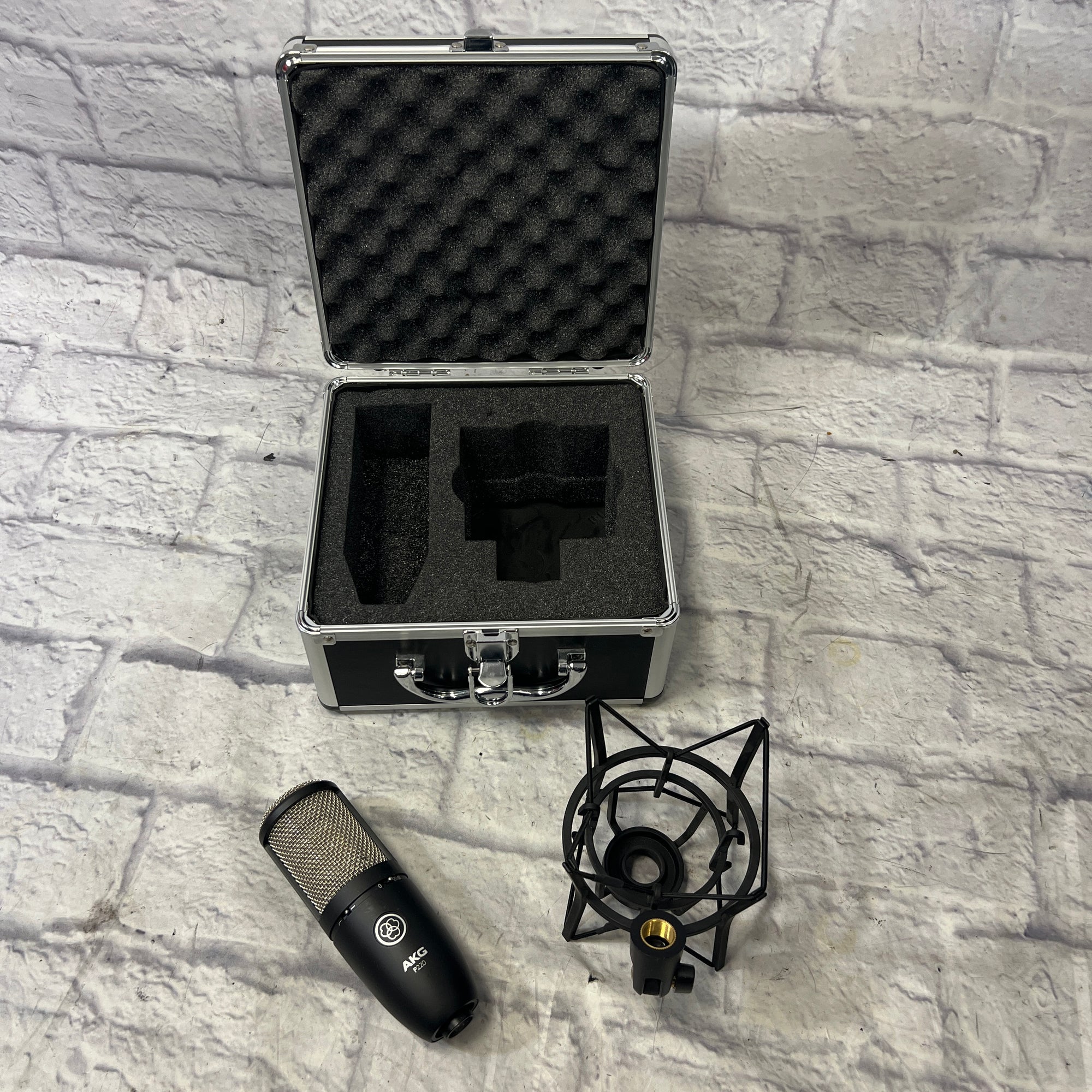AKG P220 ショックマウント付き ケースなし 外箱なし AKG P220 Perception-120 one inch true condenser large diaphragm