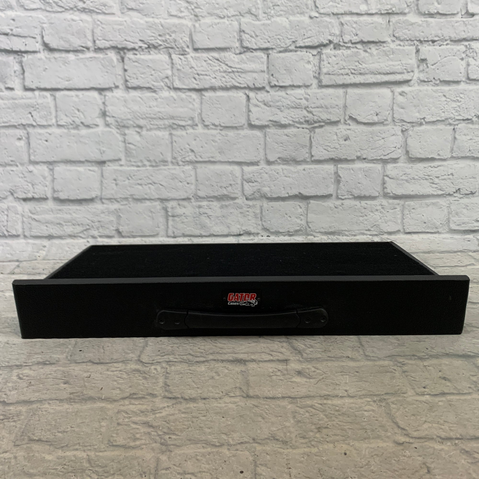 Gator Pro Size Pedalboard - 30"x16" Wood Pedalboard w/ Bag