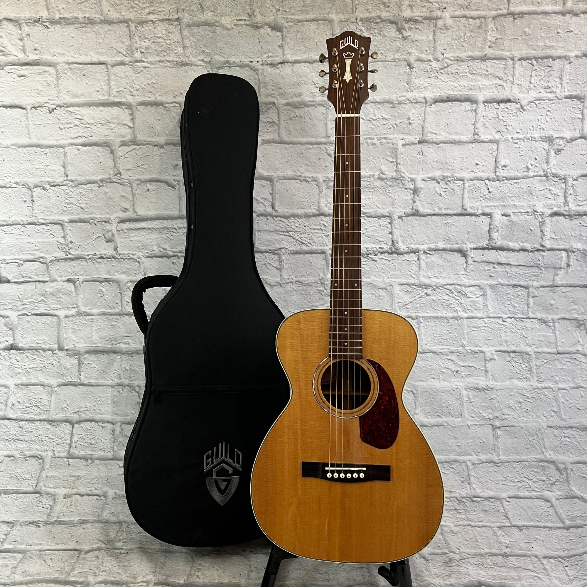 Guild M-140 Parlor Acoustic Guitar w/ Fitted Case - Evolution Music