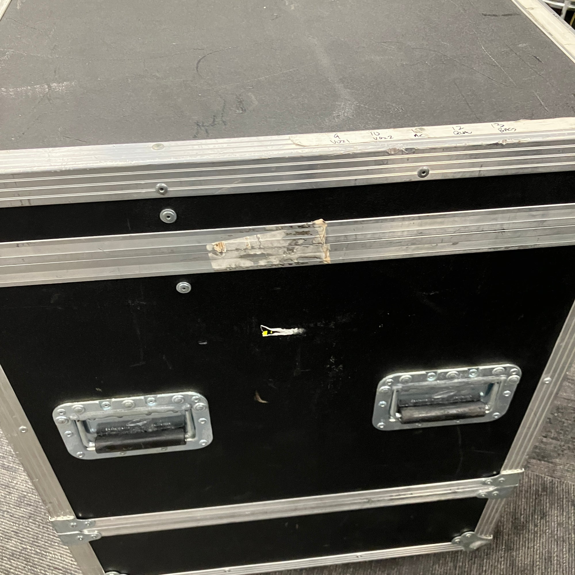 Penn-Elcom Large Rolling Case with Wheels 30x24x29