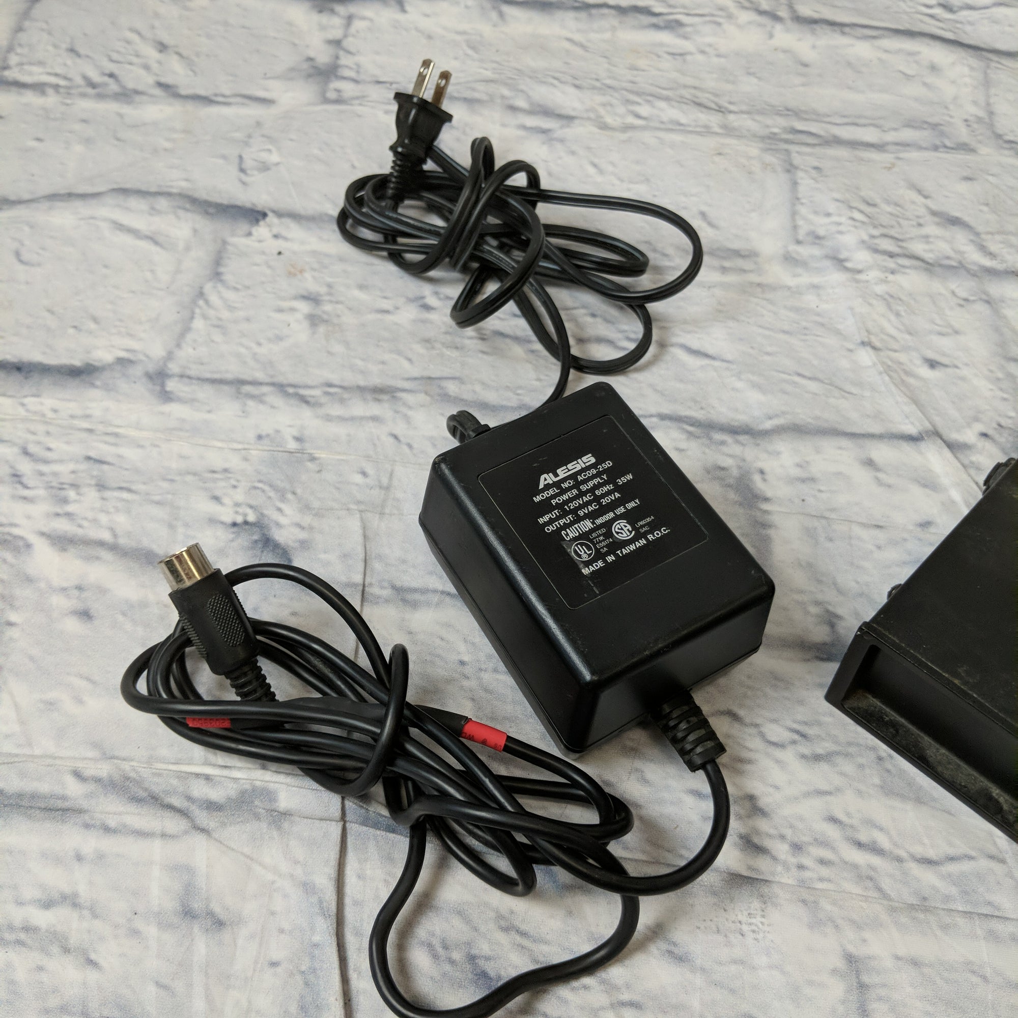 Alesis QuadraVerb 下のケースは付きません。 Alesis Quadraverb, Digital Effects Processor, Vintage Rack