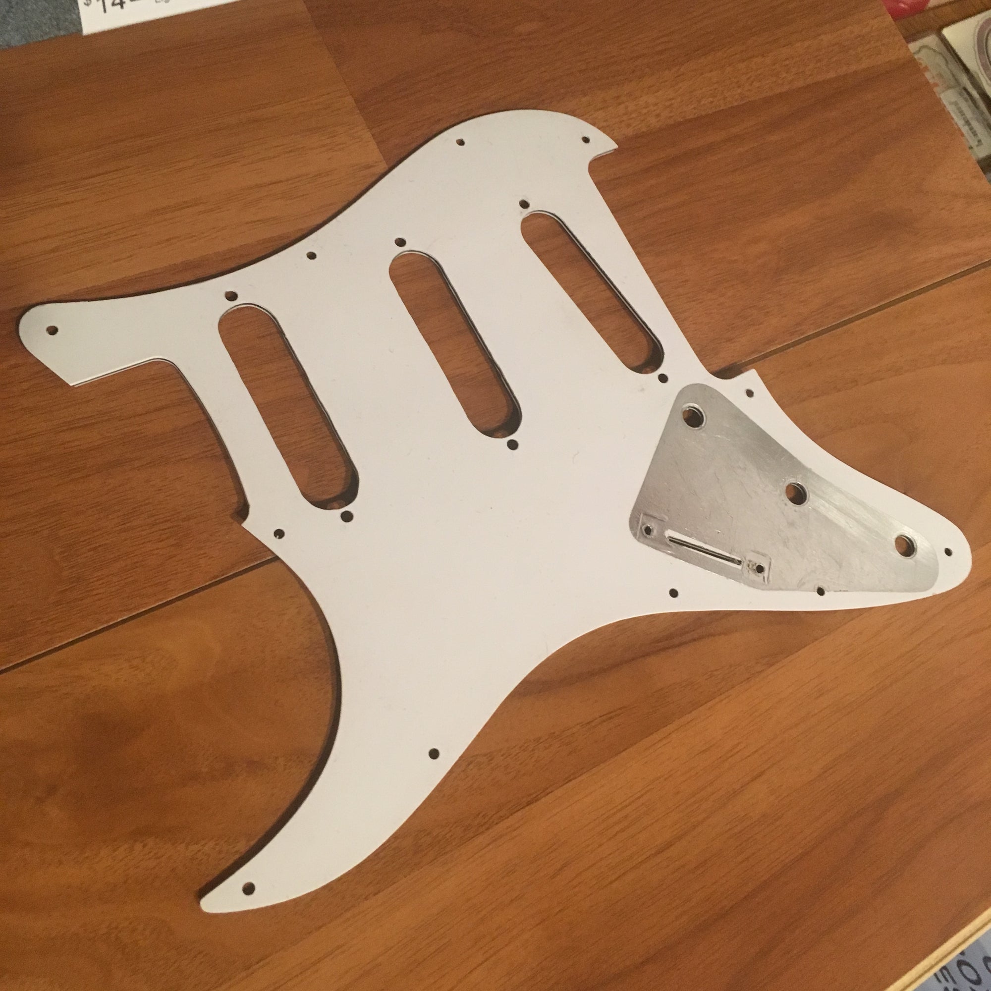 Strat Pickguard White (3 Single Slots)