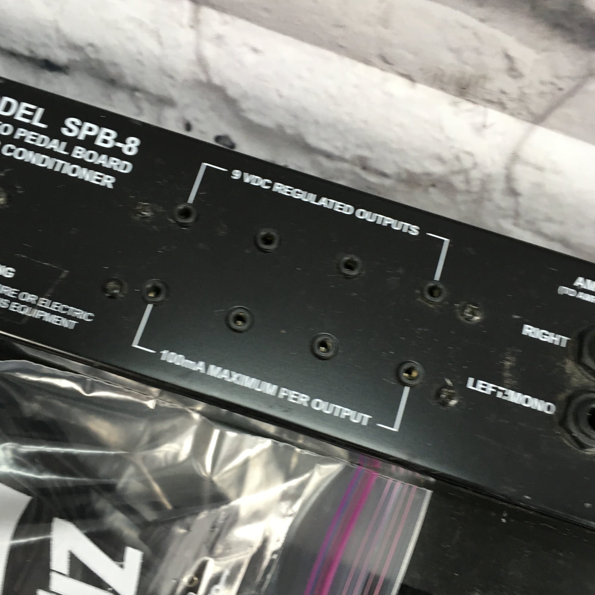 Furman SPB-8 Powered Pedalboard