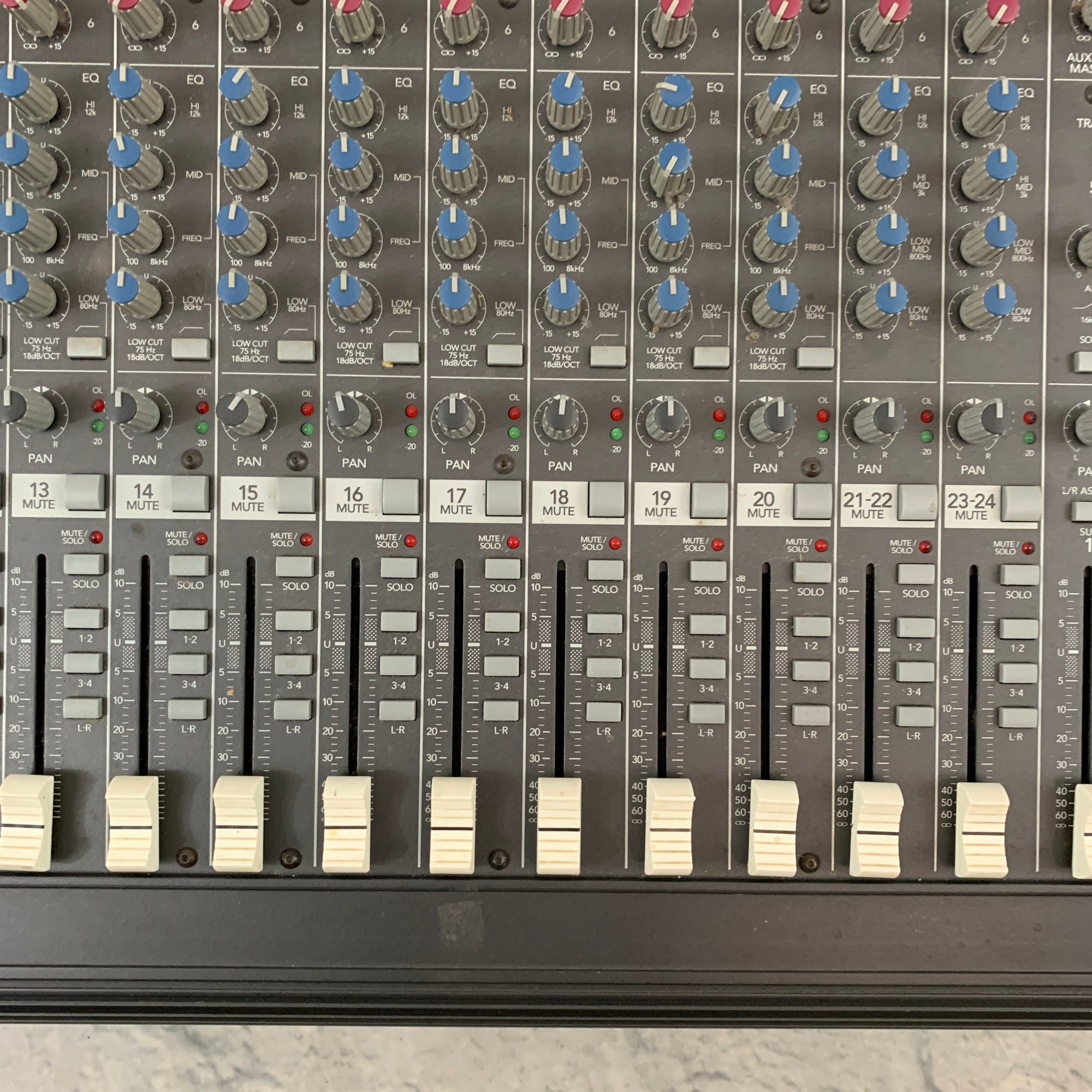 【MACKIE】 SR24.4 バスミキシングコンソール Mackie SR 24-4 VLZ-Pro 24-Channel 4 Bus Pro Audio Mixing