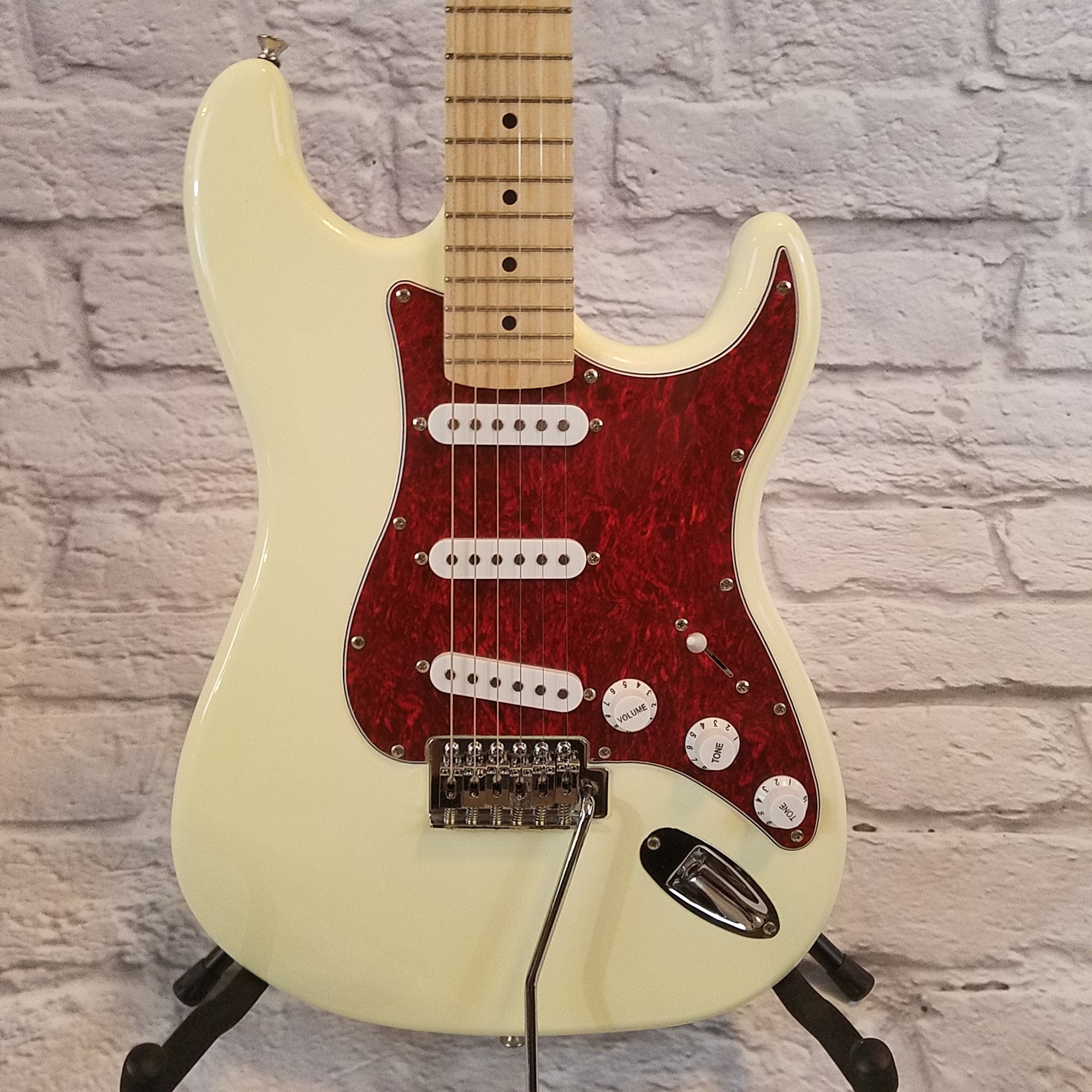 Austin AST100CR Strat-Style Guitar Cream