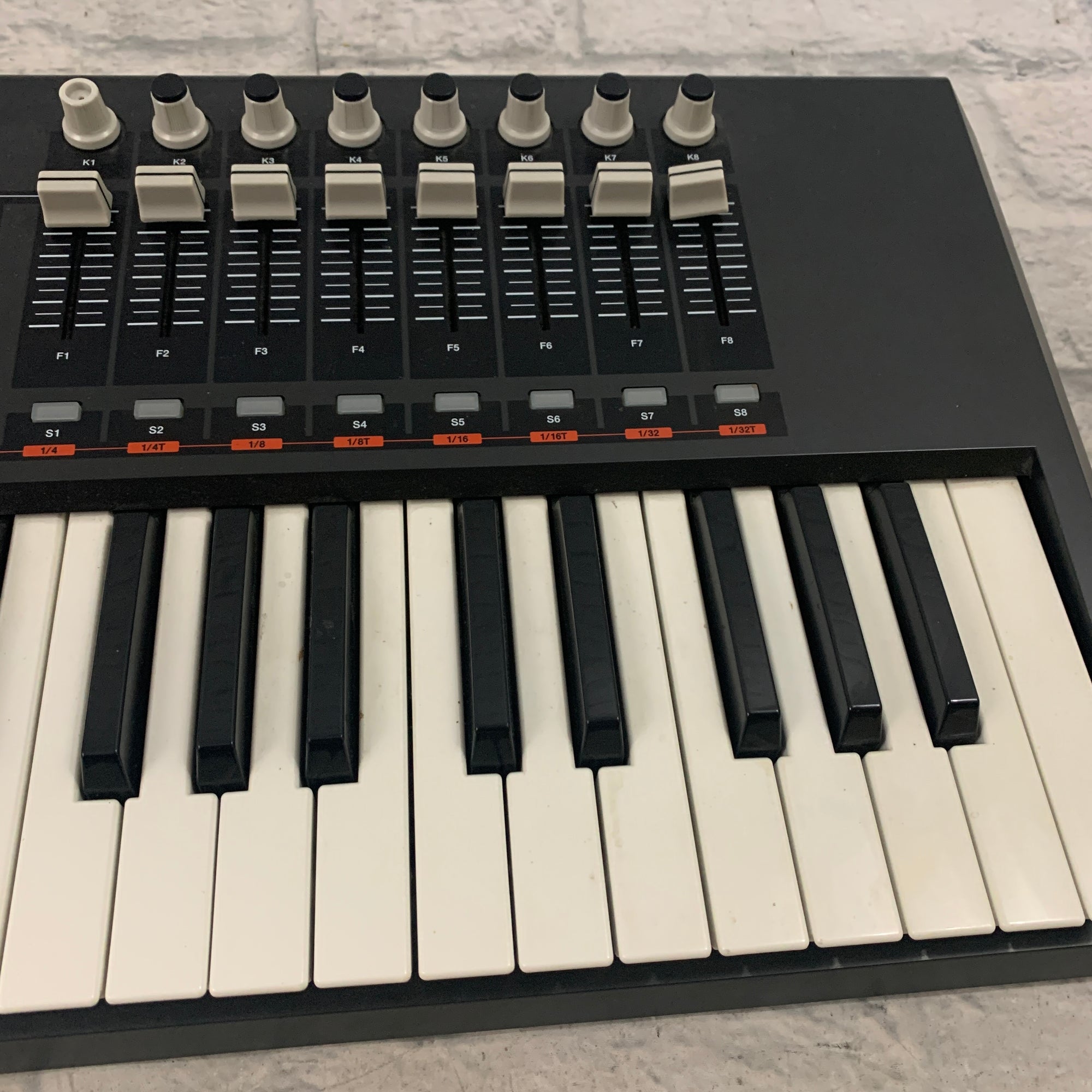 Akai MPK61 Midi Controller