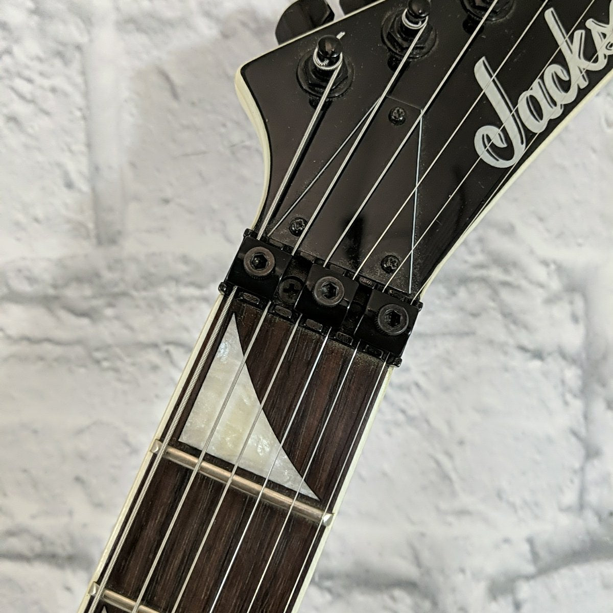 Jackson RRXMG X Series Rhoads - Snow White with Black Pinstripe
