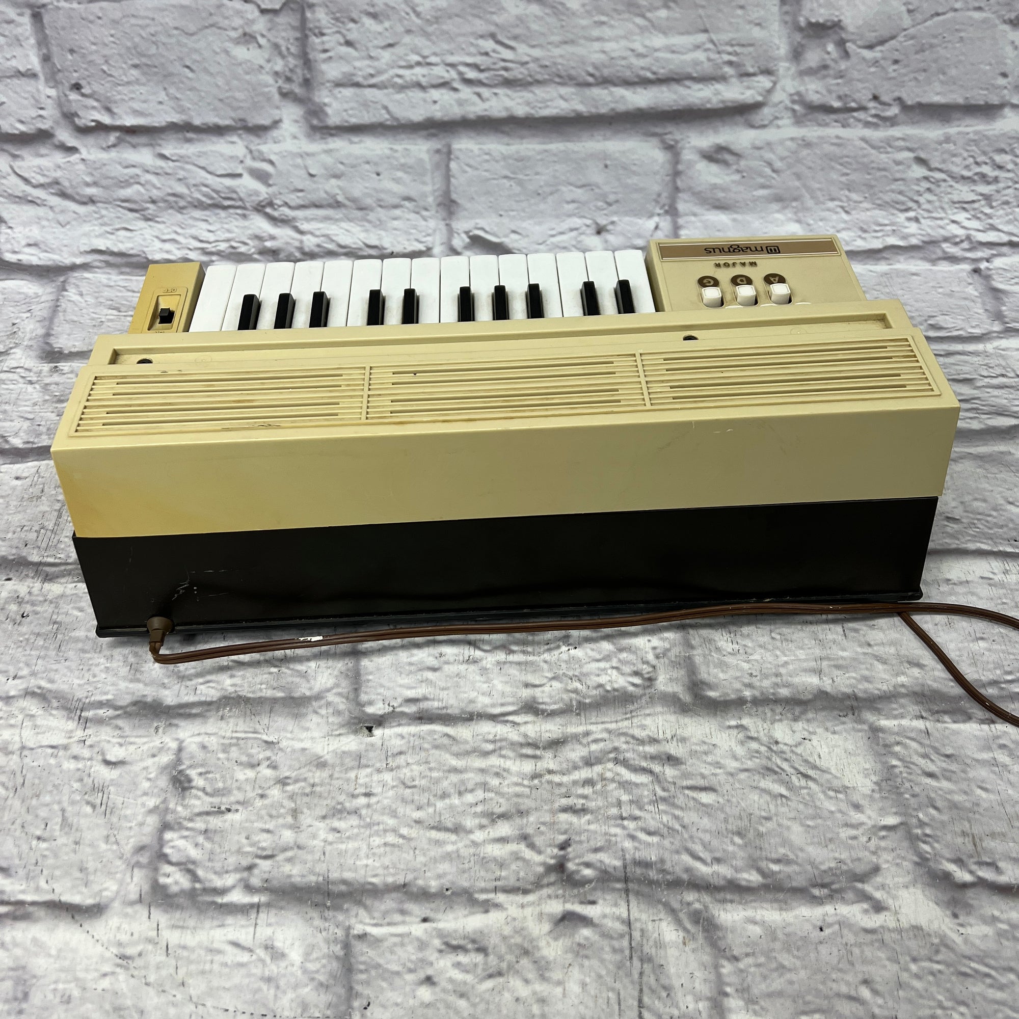 Magnus Model 7000 Chord Organ - Evolution Music