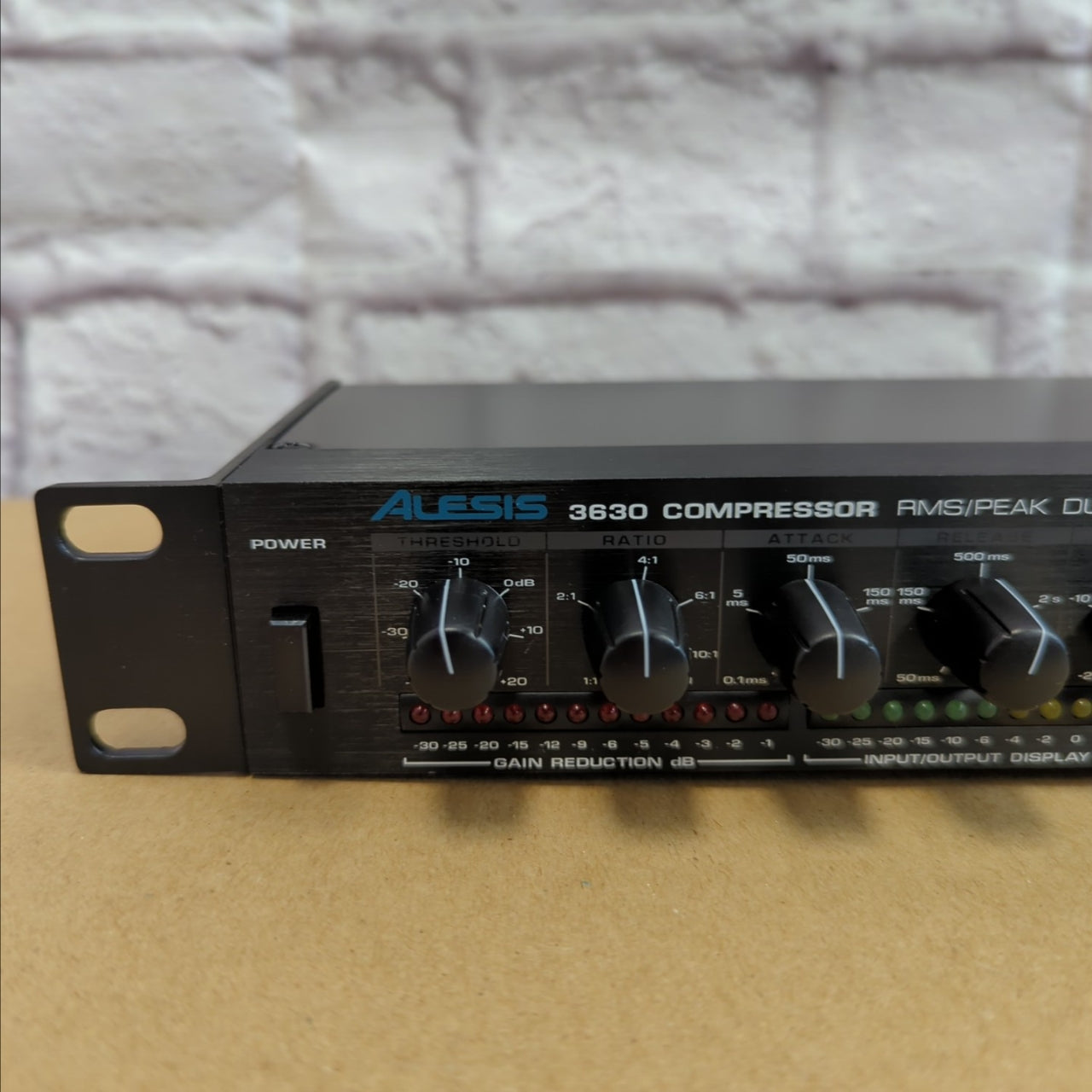 Alesis 3630 コンプレッサー Alesis 3630: The Daft Punk Compressor - gearnews.com