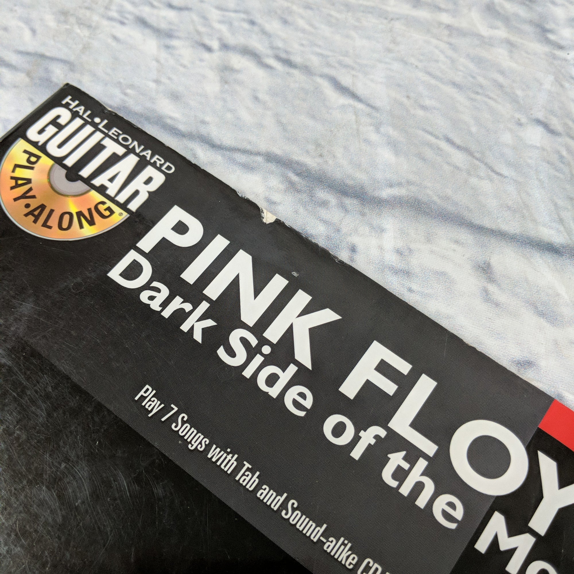 Hal Leonard Pink Floyd - Dark Side of the Moon Guitar Play-Along Volume 68 Book and CD