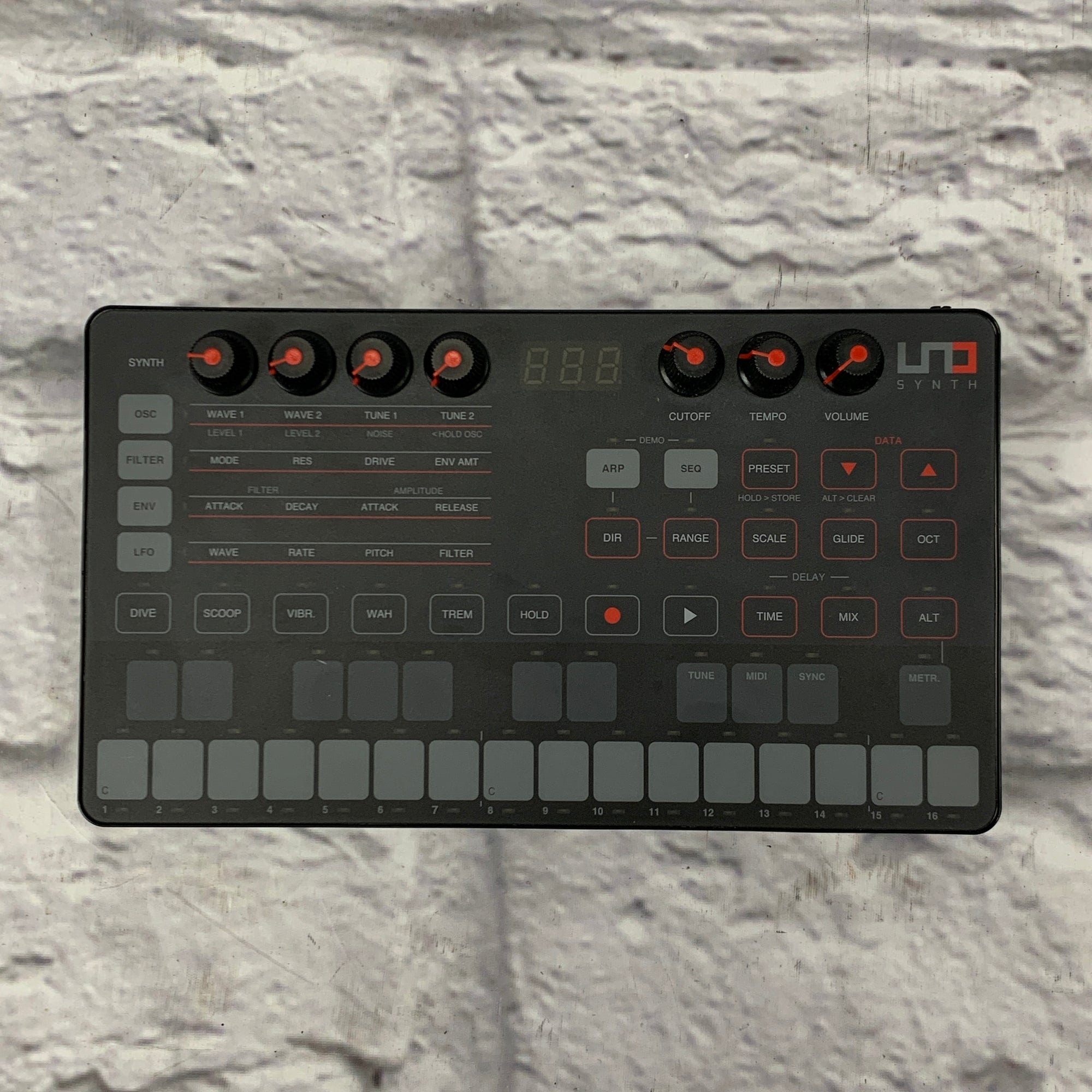 IK Multimedia UNO Analog Synth