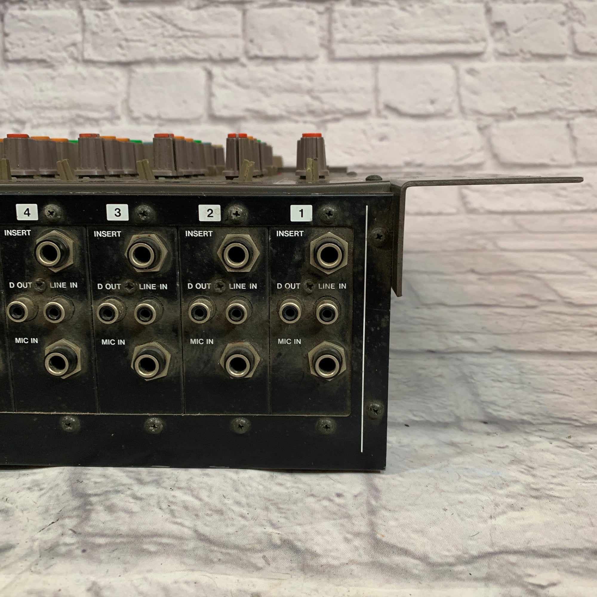 アナログミキサー TASCAM 106 M-106 - Tascam M-106 - Audiofanzine