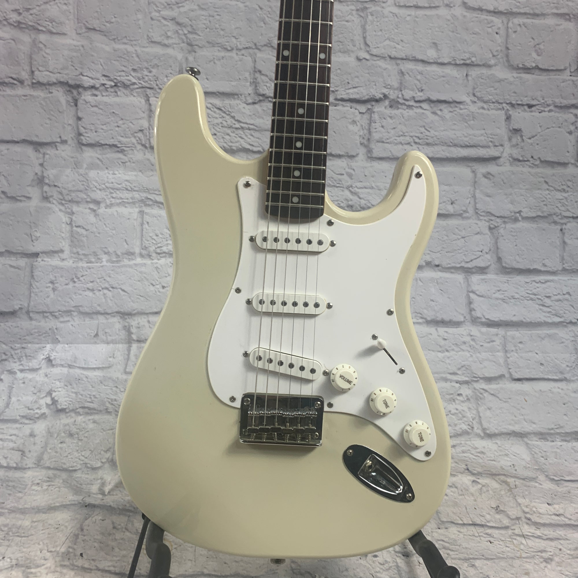 Squier Bullet Stratocaster ホワイト Squier Bullet Strat with Tremolo Arctic White | Guitar Center