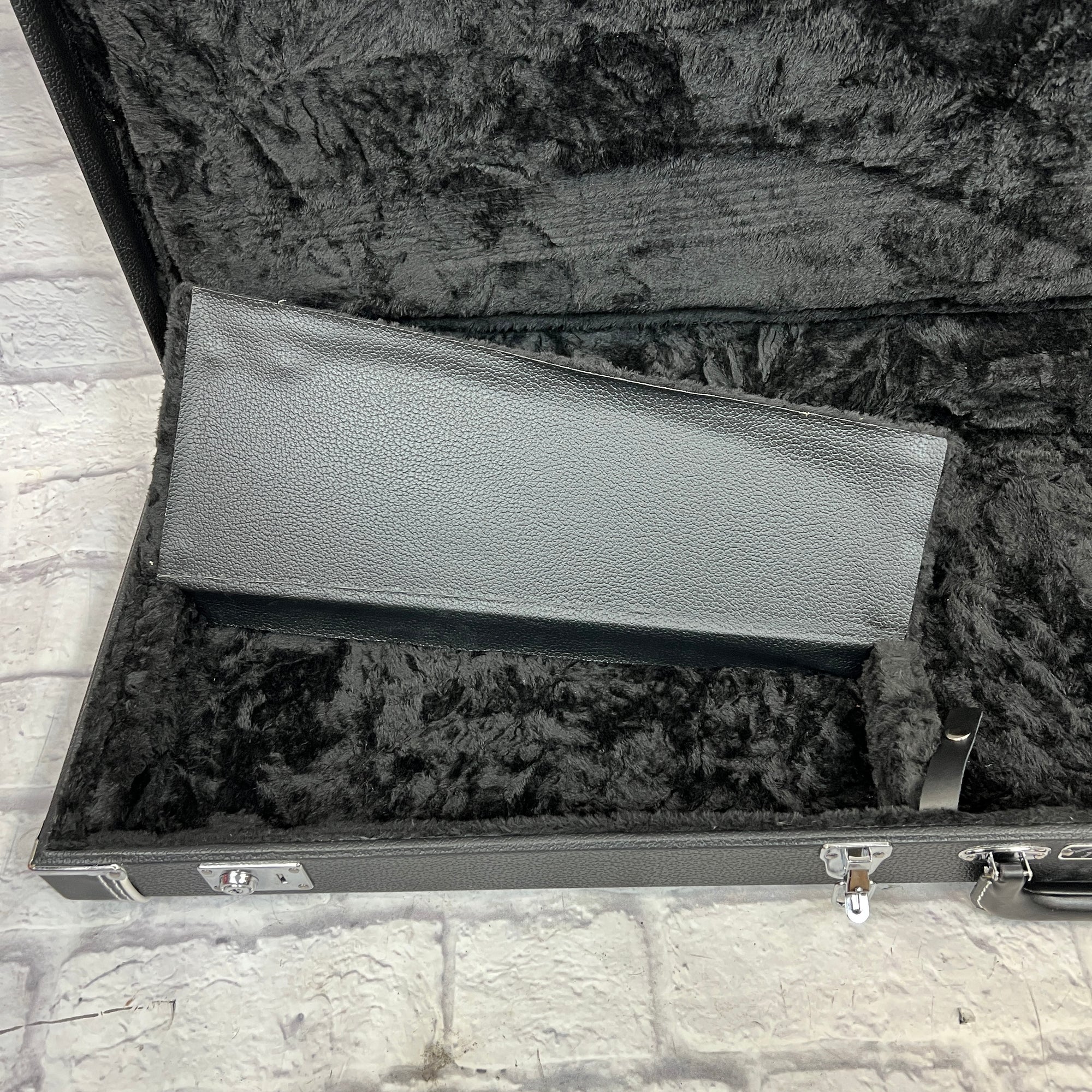 Fender Classic Series Hard Shell Case for Strat or Telecaster