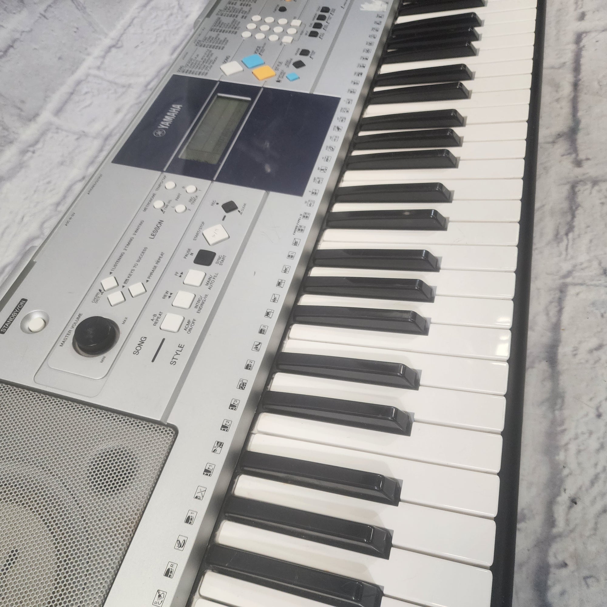 E323 Yamaha PSR-E323 76-Key Electronic Keyboard with Power Supply ...