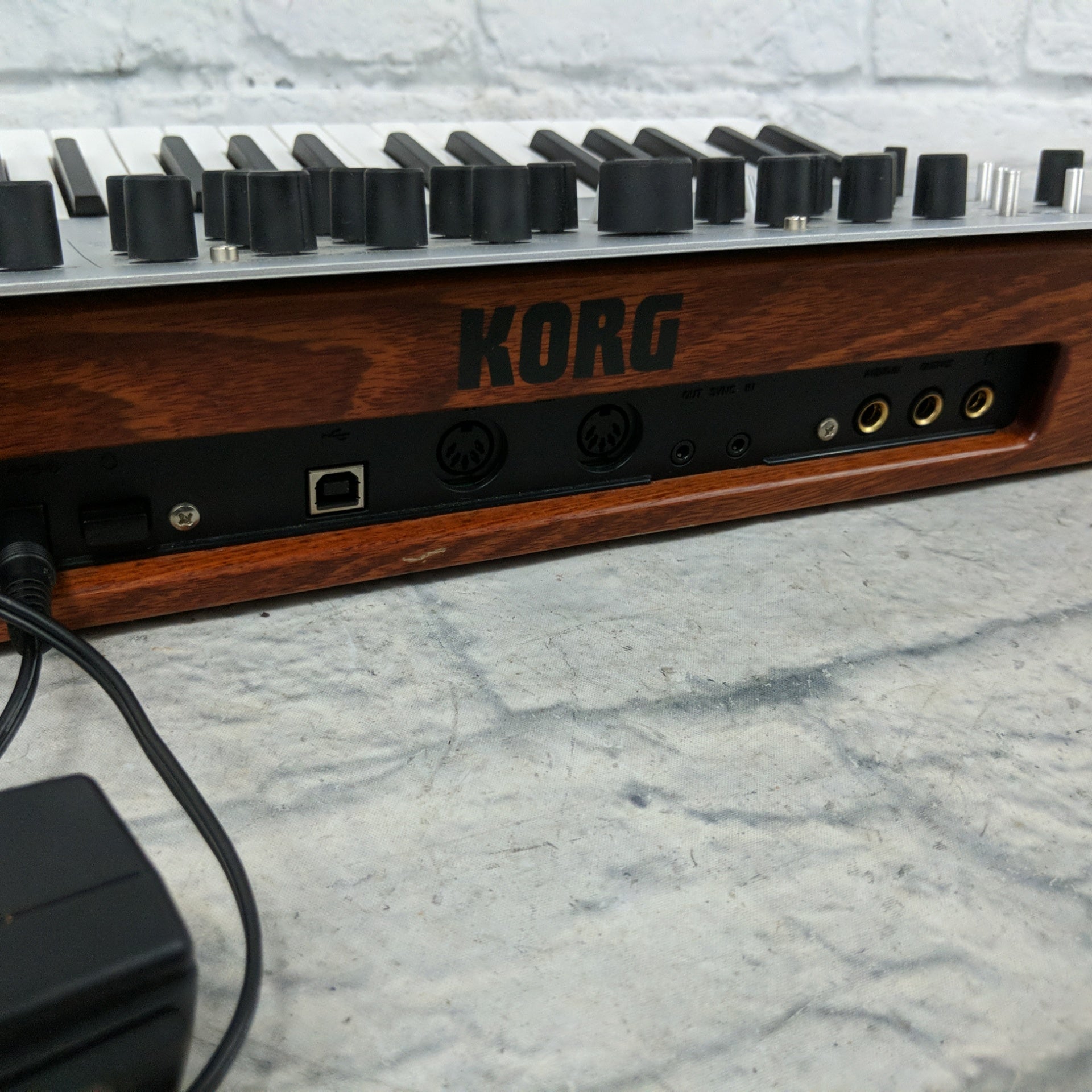 Korg Minilogue Synthesizer