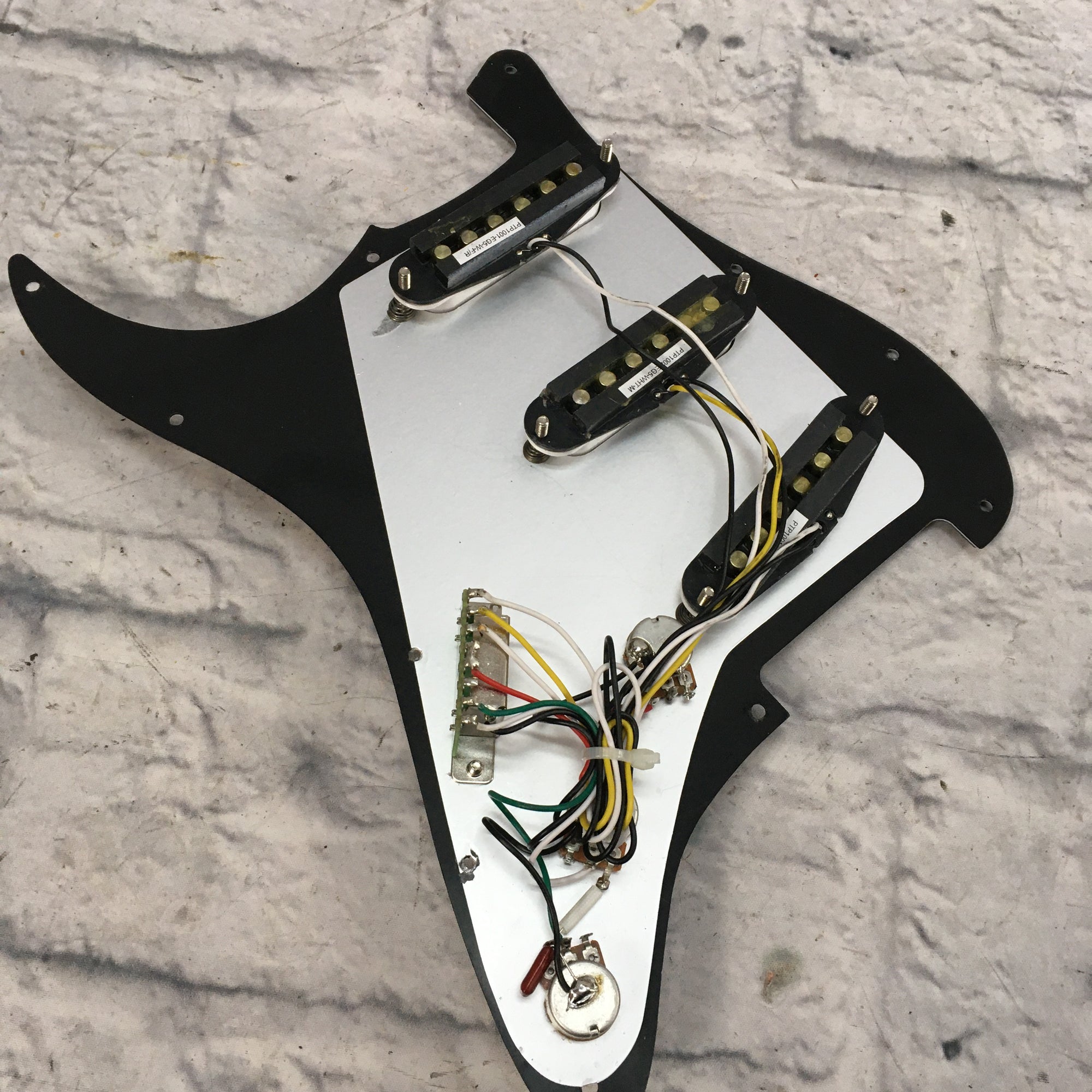 Squier Affinity Series Loaded Pickguard Black SSS