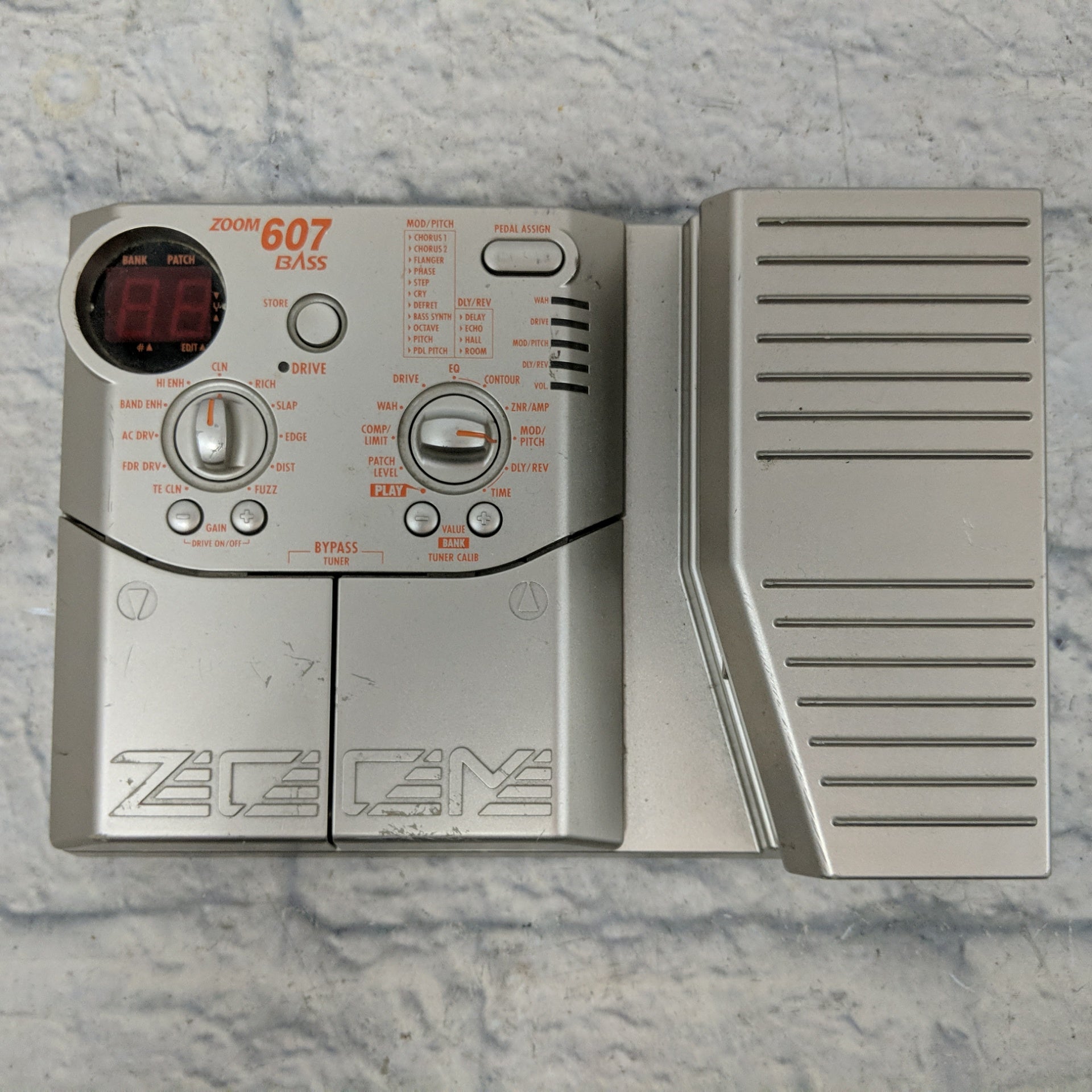 Zoom 607 Bass Multi-Effect and Amp Modeler